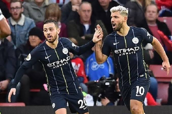 Bernardo Silva (kiri) dan Sergio Aguero kala membela Man City