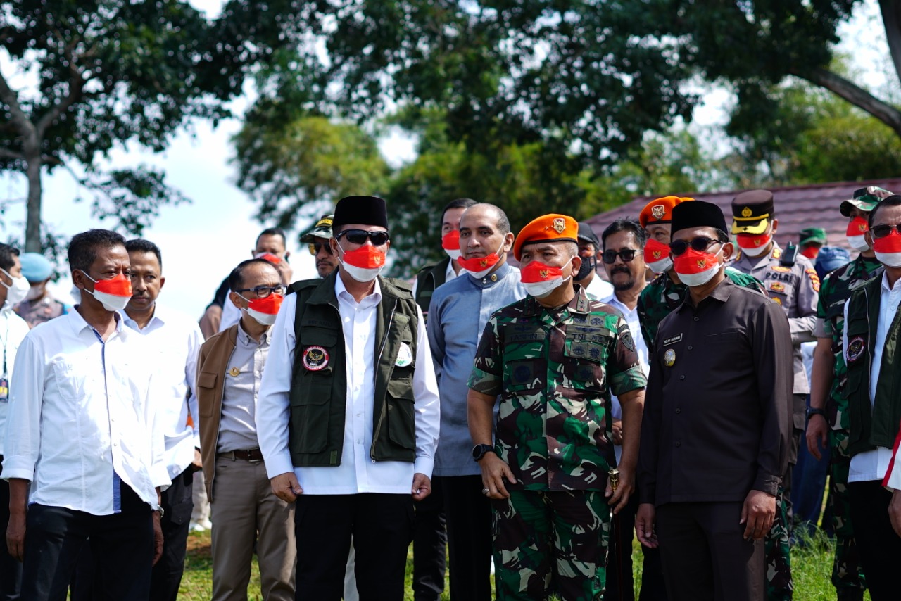 Ketua BNPT Boy RAfli (kiri depan) bersama Wakil Bupati Garut, Helmi Budiman (kanan depan) , meresmikanKawasan Terpadu Nusantara (KTN).