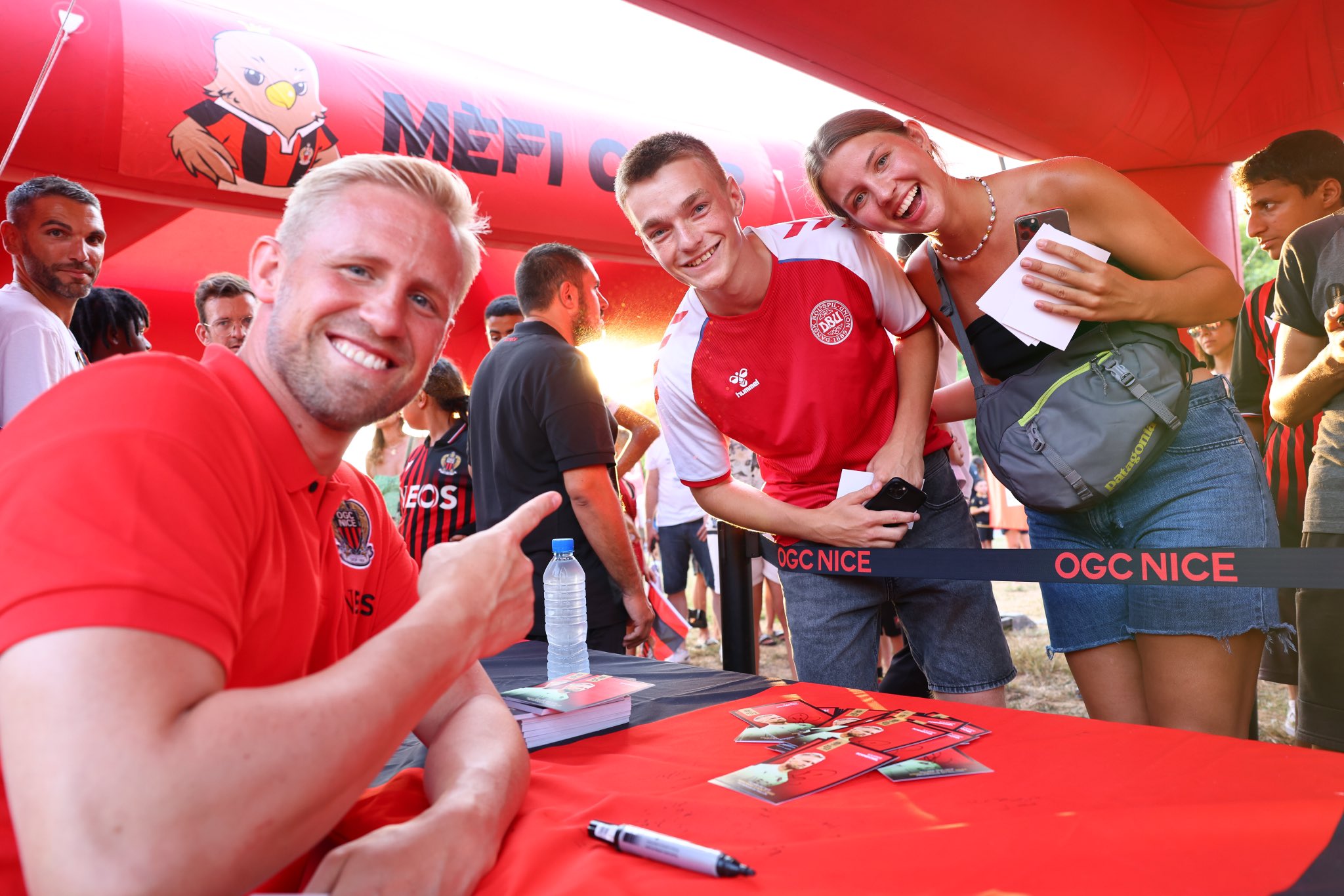 Penjaga gawang Kasper Schmeichel (kiri) berinteraksi dengan pendukung Nice.