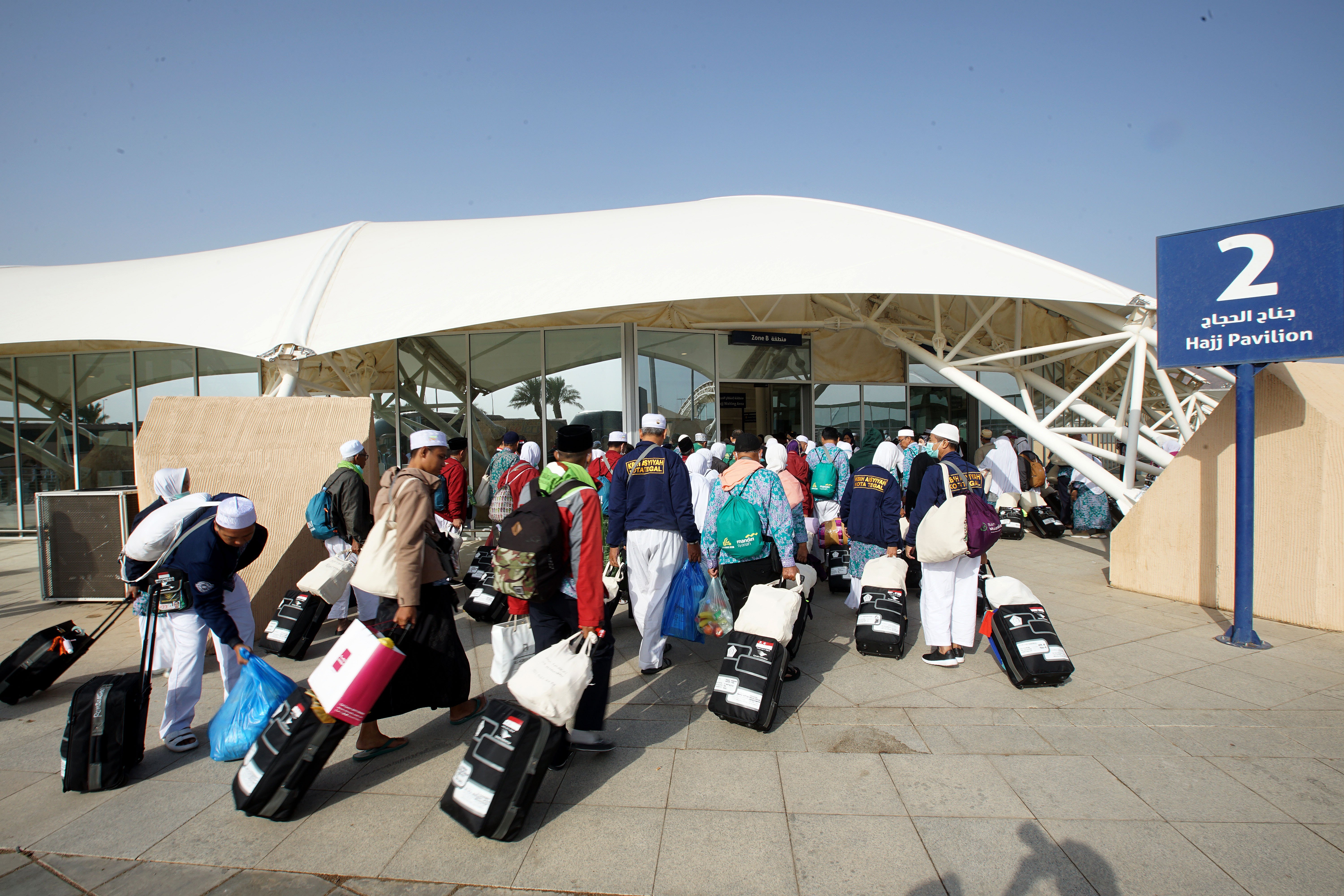 Jemaah haji Indonesia masuk ke ruang tunggu sebelum keberangkatan di bandara wilayah Arab Saudi.