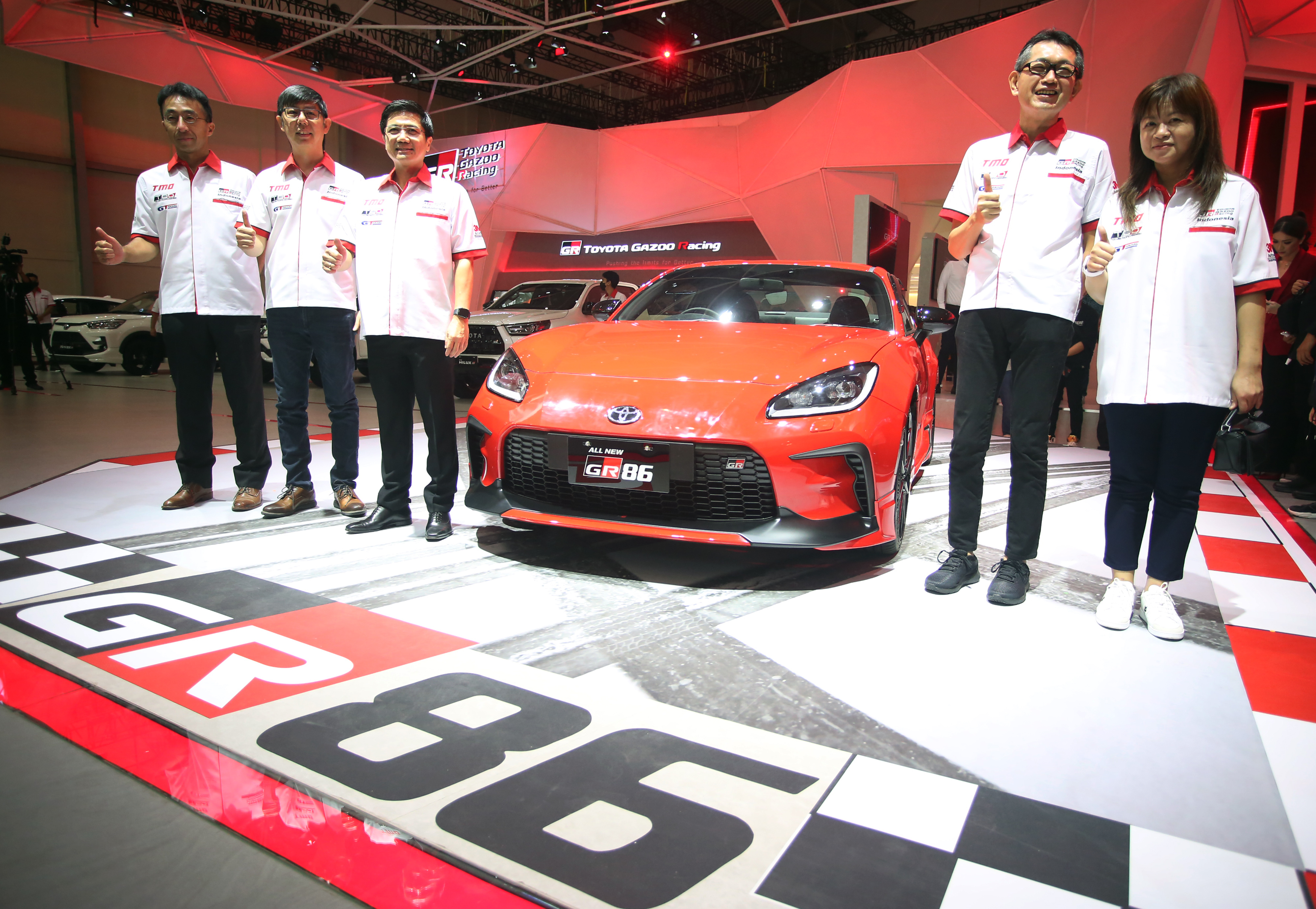 Jajaran direksi PT Toyota Astra Motors berpose dengan All New GR 86, line up terbaru dari GAZOO Racing (GR), di GIIAS 2022, Kamis (11/8). 
