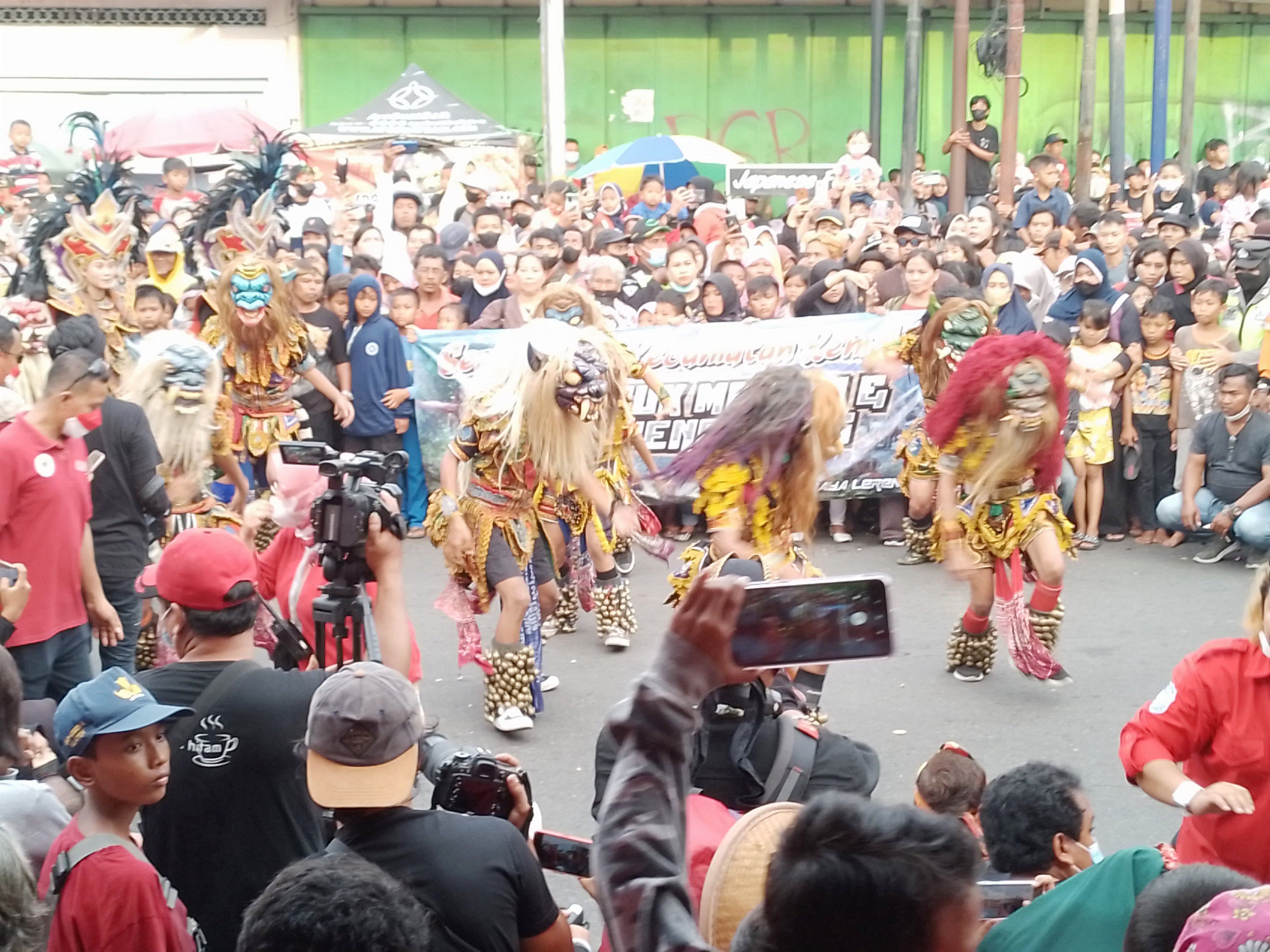 Salah satu kelompok seni reog beraksi dalam kirab seni budaya reog di Klaten, Jawa Tengah