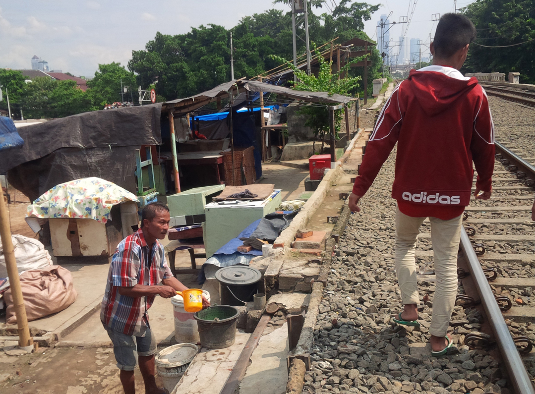 Seorang pemilik lapak tenda di kawasan lokalisasi kelas teri Gunung Antang, Matraman, Jakarta Timur.