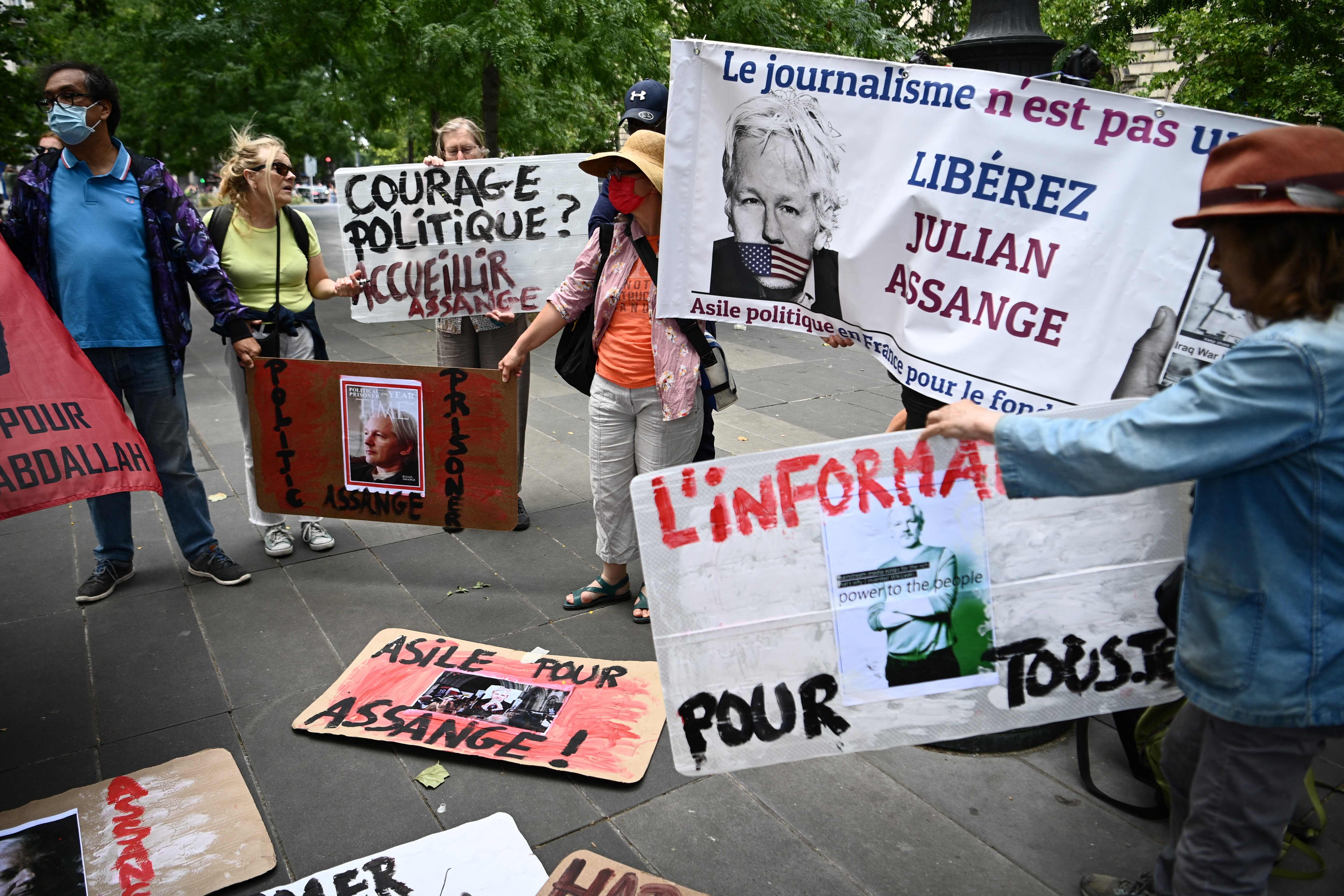 Aksi demonstrasi menuntut dibebaskannya pendiri WikiLeaks Julian Assange di Paris, Prancis.