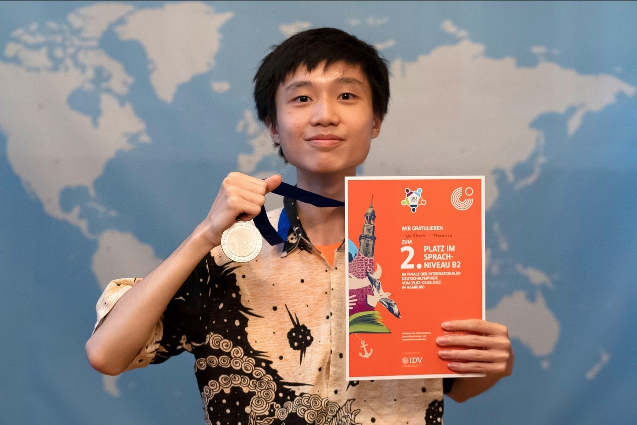 SISWA SMA Saint Peter Kelapa Gading Jakarta, Wilbert Thamrin, berhasil menjadi juara dua Olimpiade Bahasa Jerman Internasional.