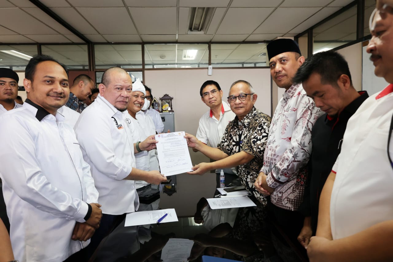 Ketua DPD RI La Nyalla Mattalitti mendaftarkan diri sebagai calon Ketua Umum PB Muaythai Indonesia ke KONI Pusat, Jumat (5/8).