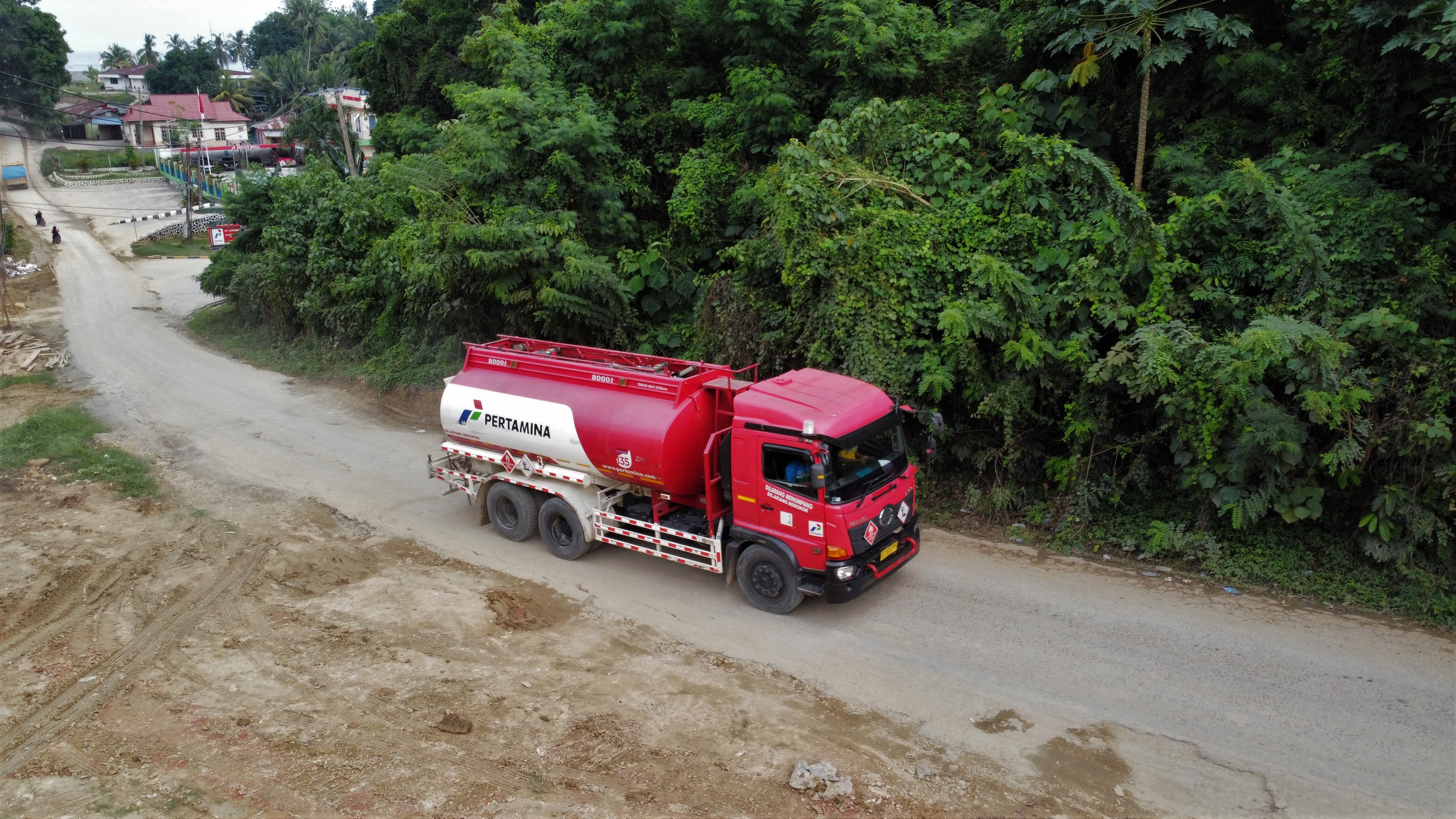 Sebuah truk tangki Pertamina melintas membawa muatan BBM