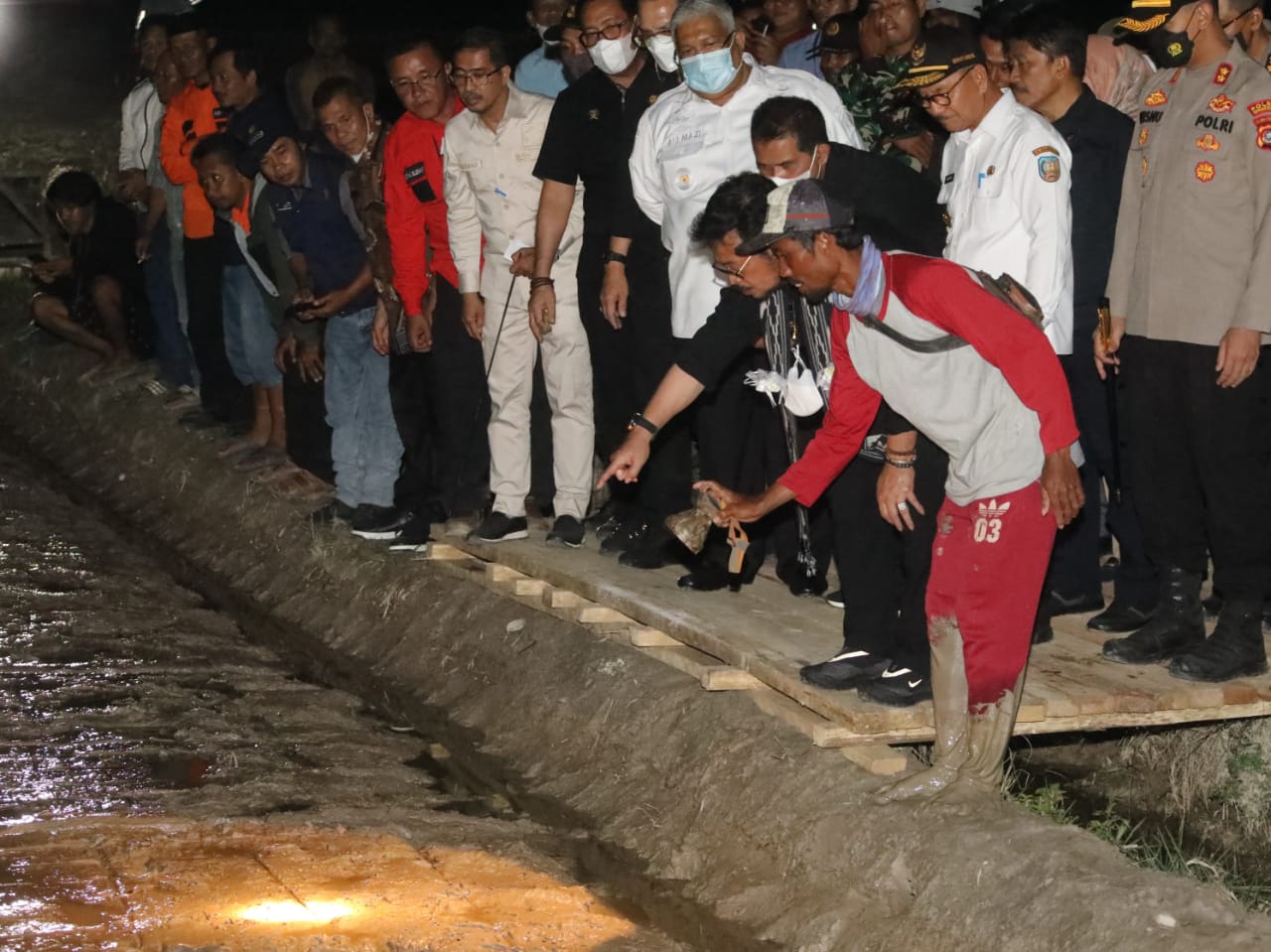 Mentan SYL bersama petani di Konawe Selatan melakukan tanam serempak hingga malam hari