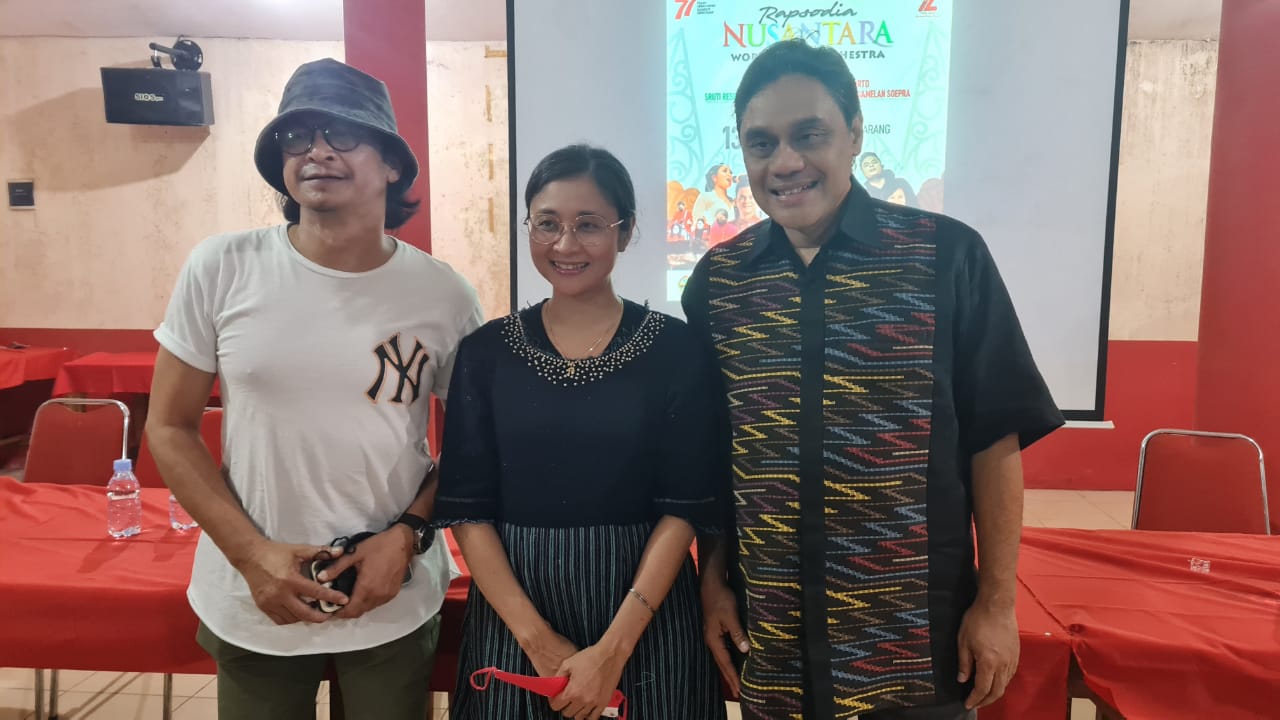 Konduktor sekaligus penata musik dan pendiri World Peace Orchestra, Dwiki Dharmawan (kanan) bersama musisi lain persiapkan konser Rapsodia 
