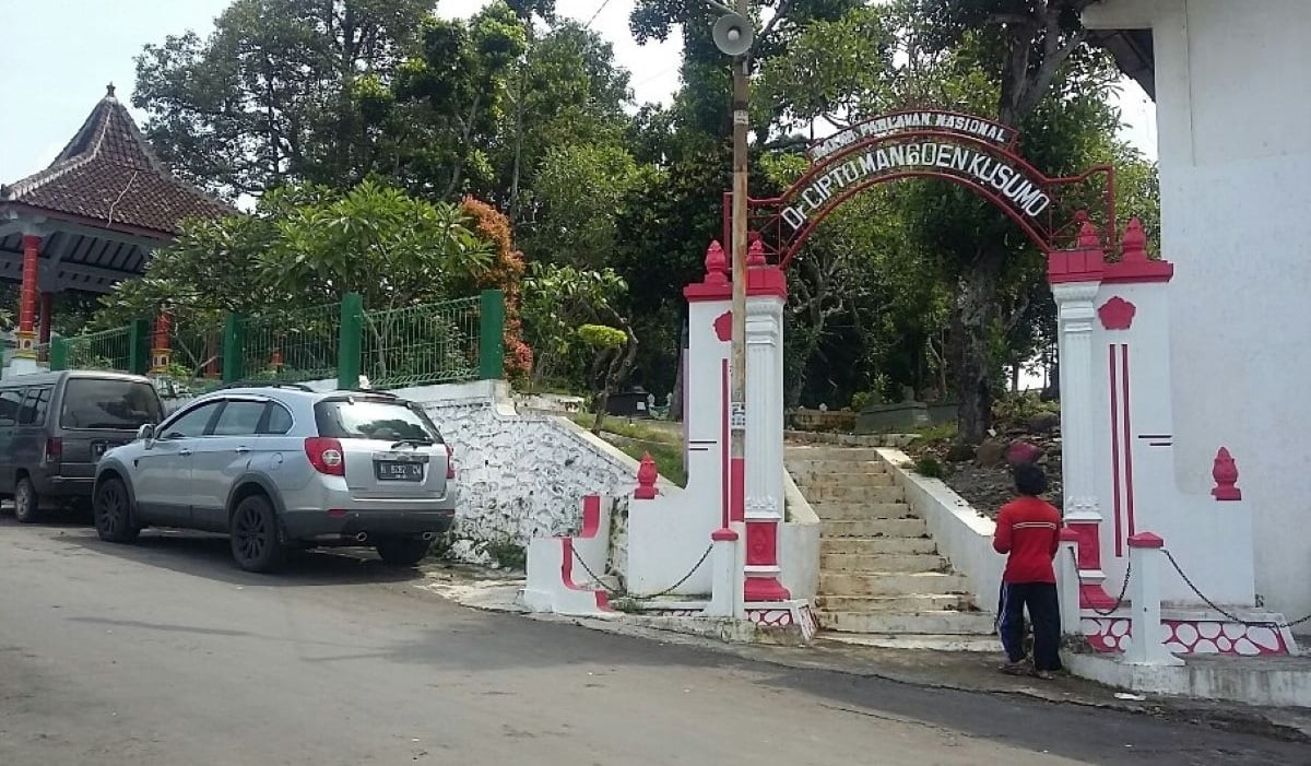 Makam Pahlawan Nasional dr Tjipto Mangunkusumo.