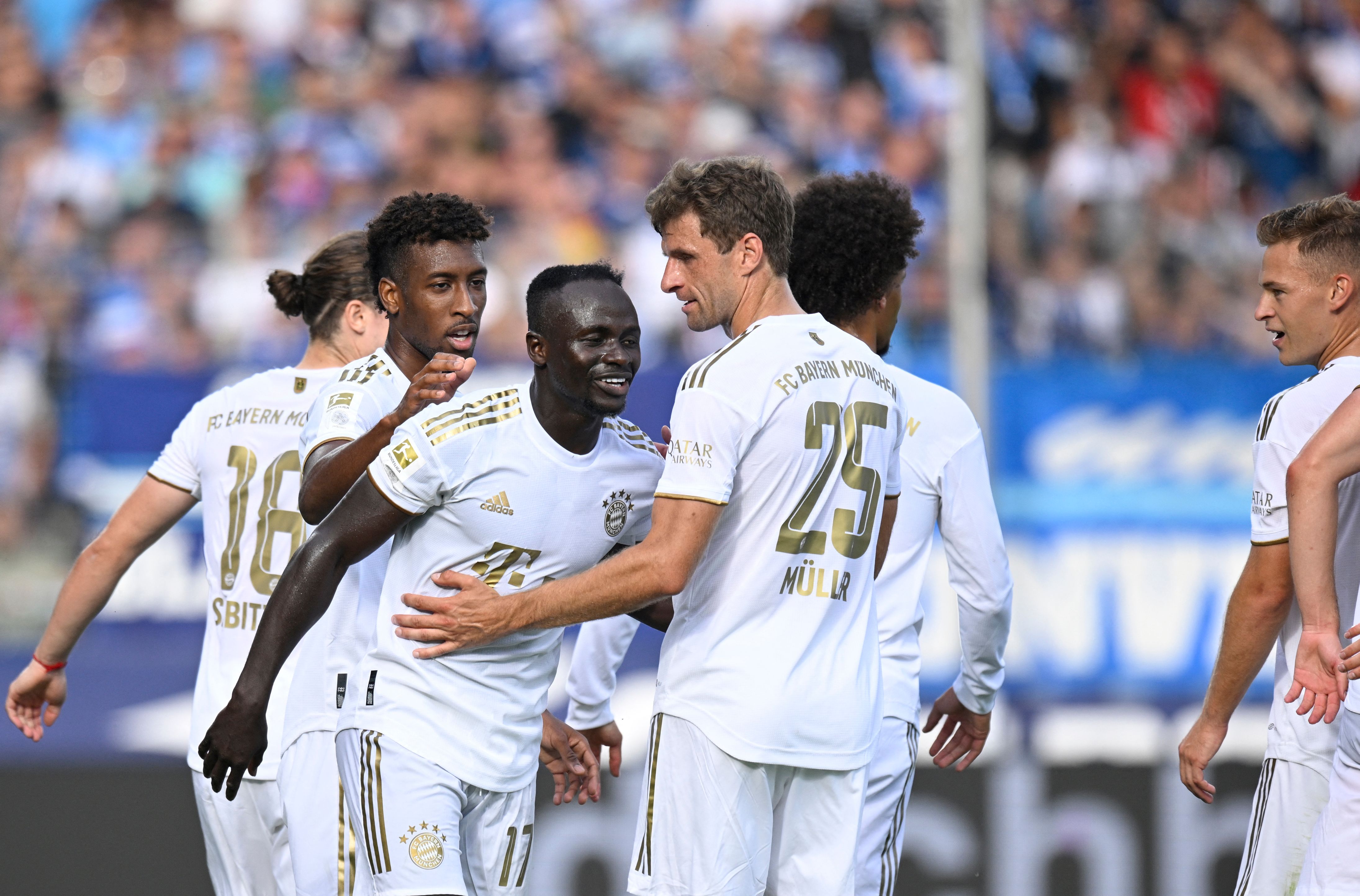 Penyerang Bayern Muenchen Sadio Mane (ketiga dari kiri) melakukan selebrasi usai mencetak gol ke gawang Bochum di laga Bundesliga.