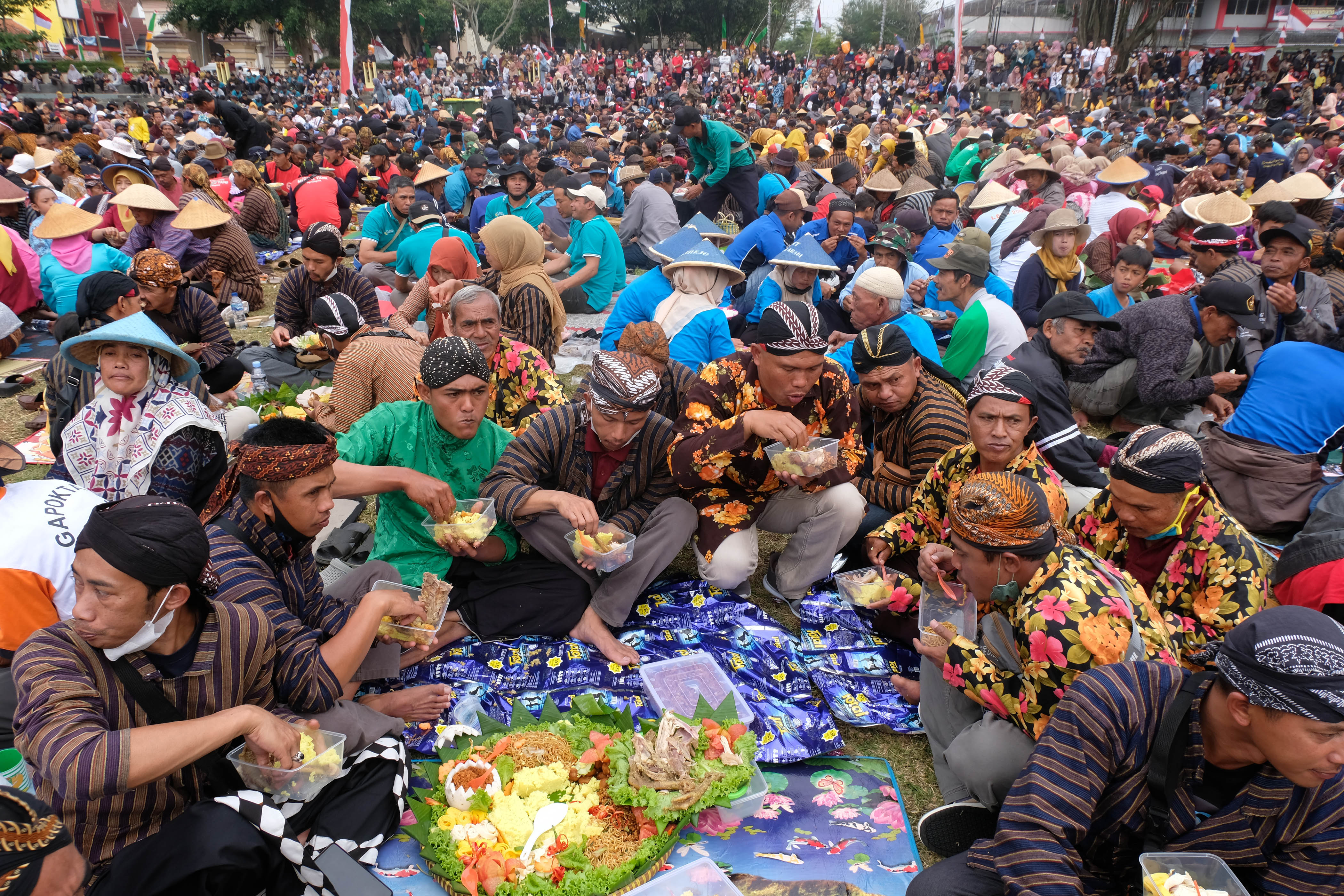 Ribuan petani tembakau dan kopi santap bersama pada puncak festival 'Wiwit Mbako Panen Kopi' di Alun Alun Kota Temanggung, Minggu (21/8). 