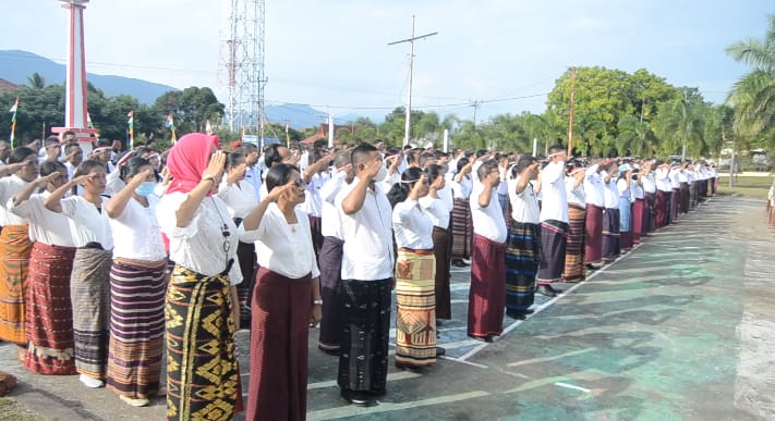 ASN di Flores Timur, NTT mengikuti upacara peringatan 17 Agustus dengan mengenakan busana adat setempat.