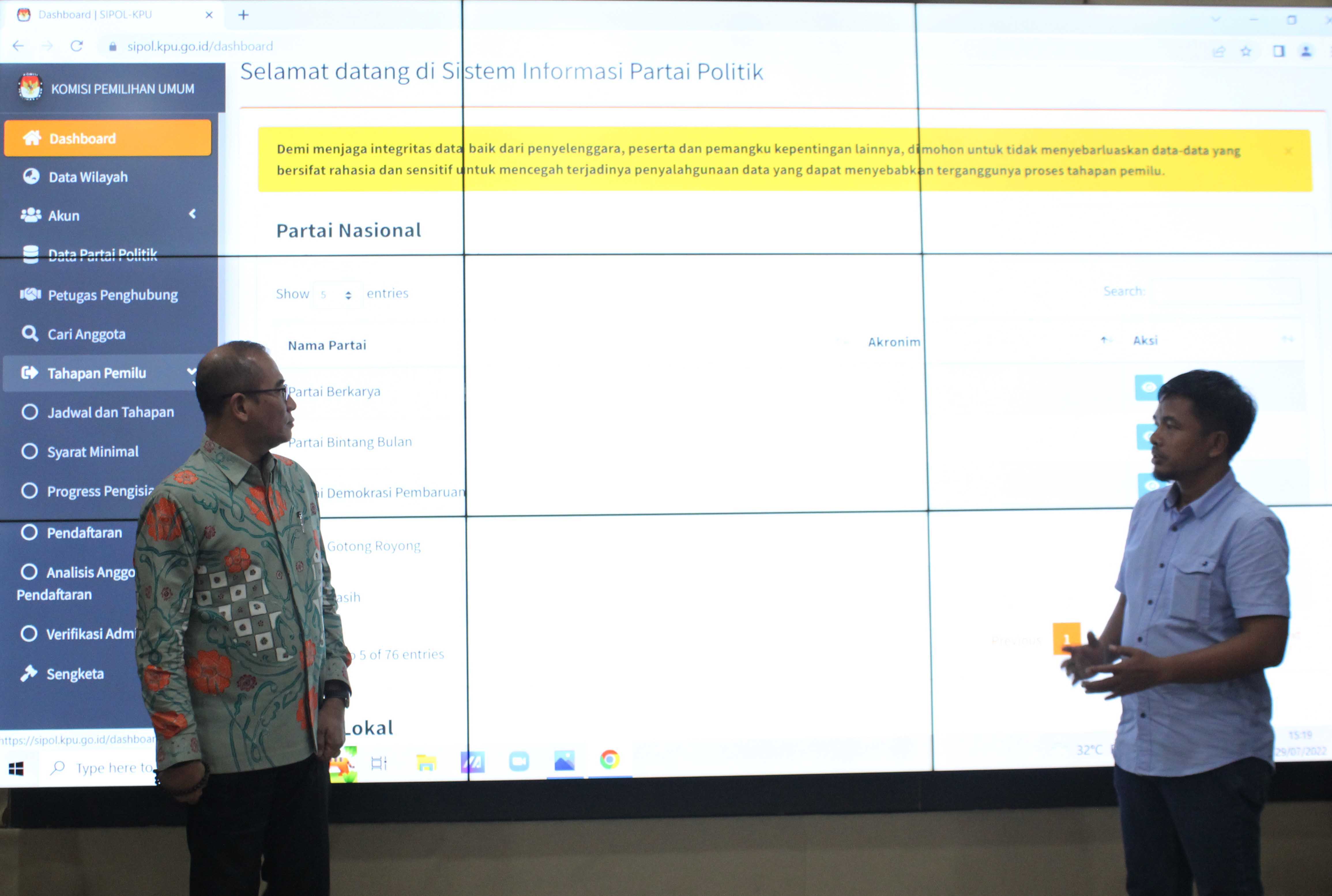 Ketua Komisi Pemilihan Umum (KPU) Hasyim Asy'ari (kiri), bersama dengan Idham Holik (kanan) saat jumpa pers, di KPU, Jumat (29/7)