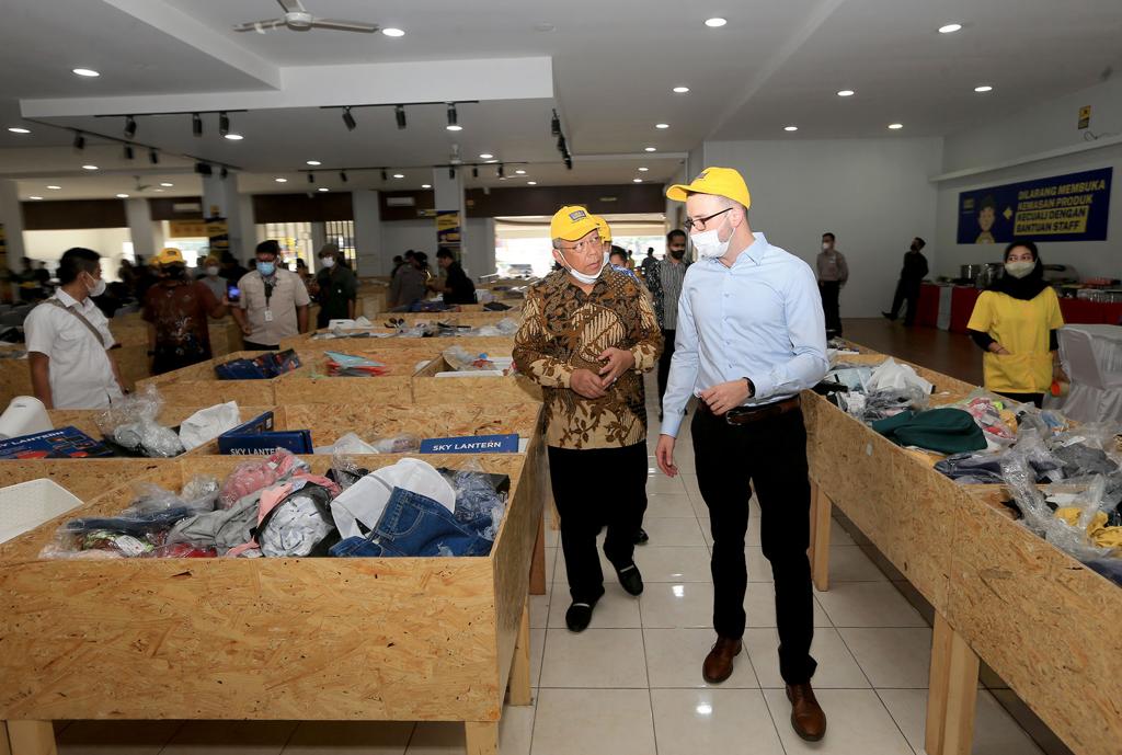 Lucky Bundle yang mengusung konsep ’Siapa Cepat, Dia Dapat’ dengan toko pertamanya berada di kawasan Serpong, Tangerang.