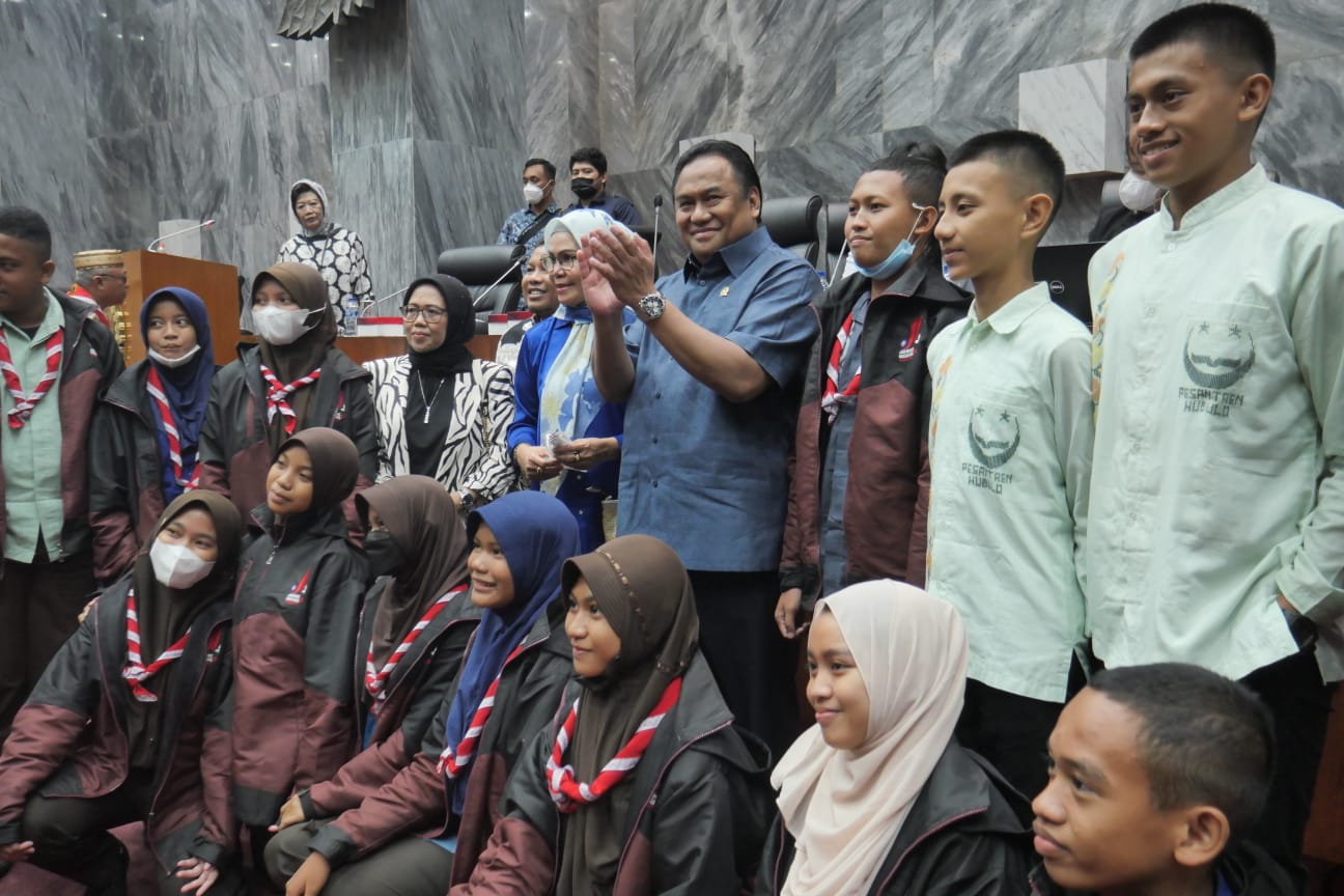 Wakil Ketua DPR RI Rachmat Gobel bersama rombongan Pramuka dari Provinsi Gorontalo di Gedung DPR, Senayan, Jakarta, Senin (22/8).