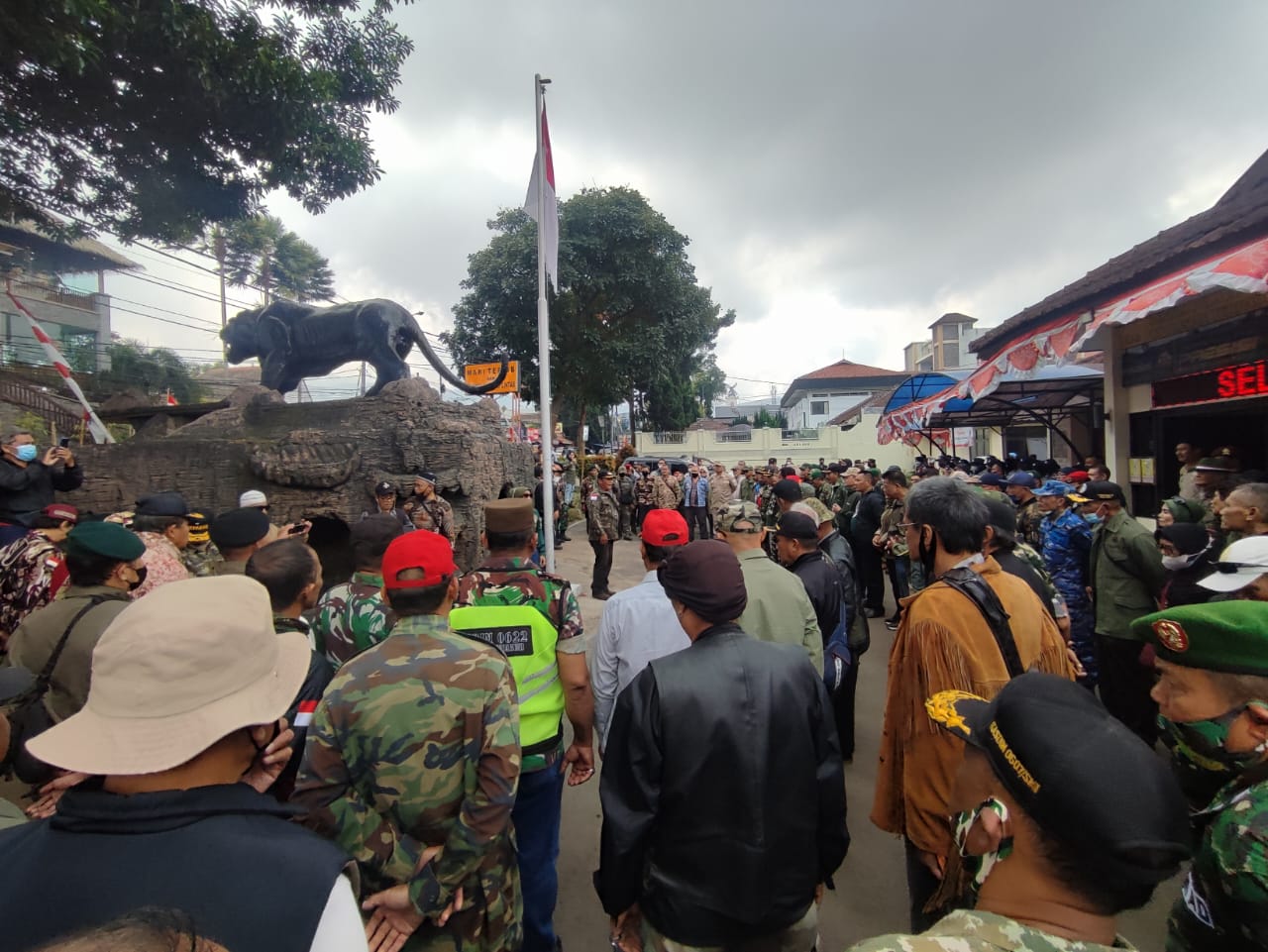 Ratusan purnawirawan TNI mendatangi Polsek Lembang untuk mengawal kasus tewasnya Letkol Inf Purn Muhammad Mubin, Minggu (21/8).