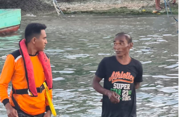Anggota SAR berbincang dengan Maklon Nafu di perairan Pulau Kera dan Semau, Selasa (23/8/2022) 