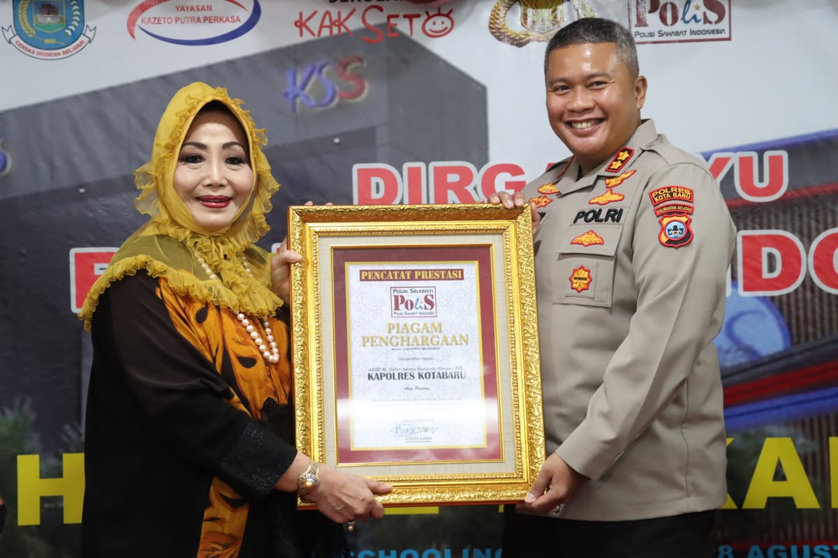 Kapolres Kotabaru AKBP M. Gafur Aditya Harisada Siregar menerima penghargaan dari Polisis Selebriti