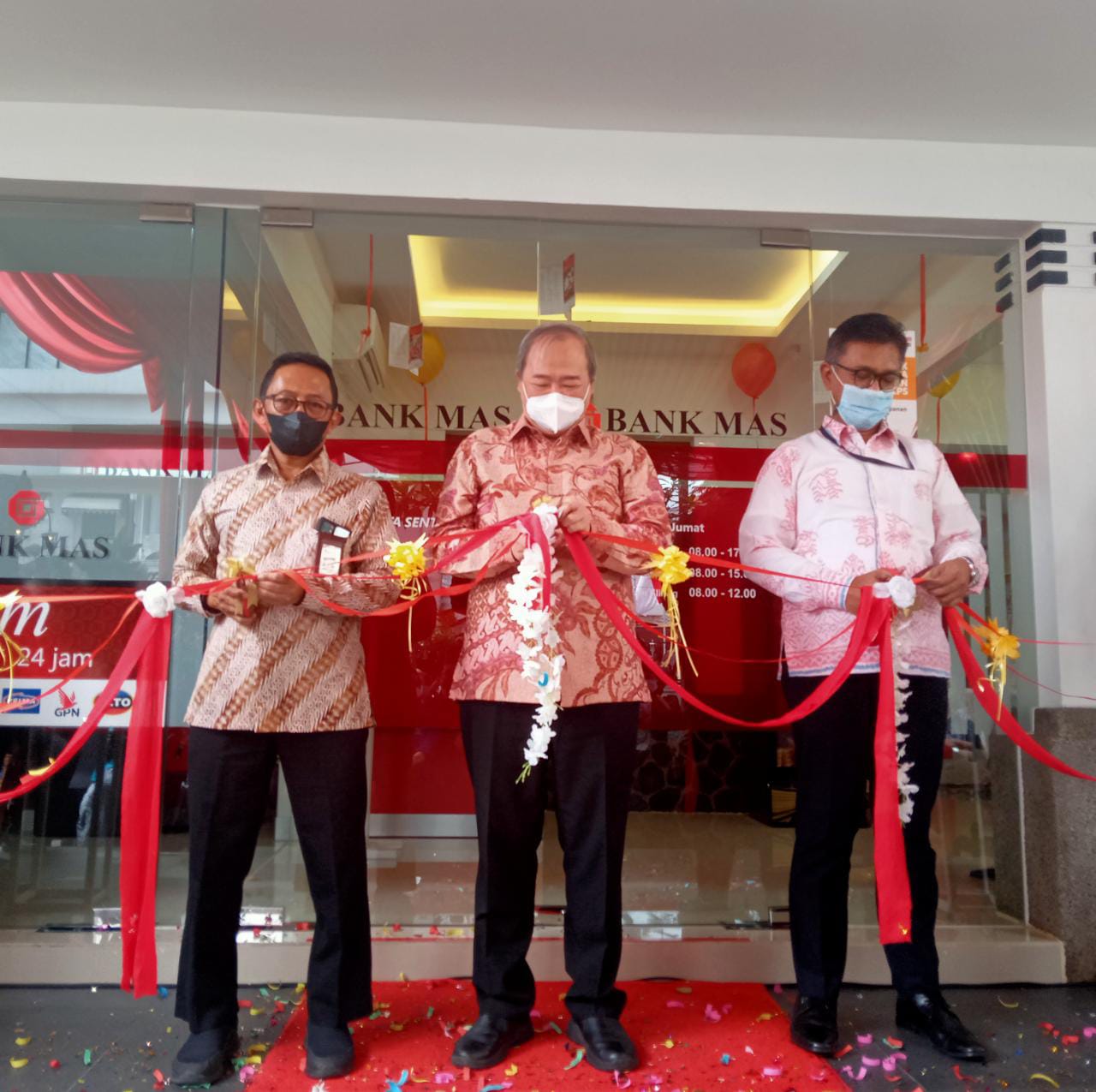 Direksi Bank Mas menggunting pita saat pembukaan kantor cabang di Jalan Braga, Kota Bandung, Rabu (10/8)