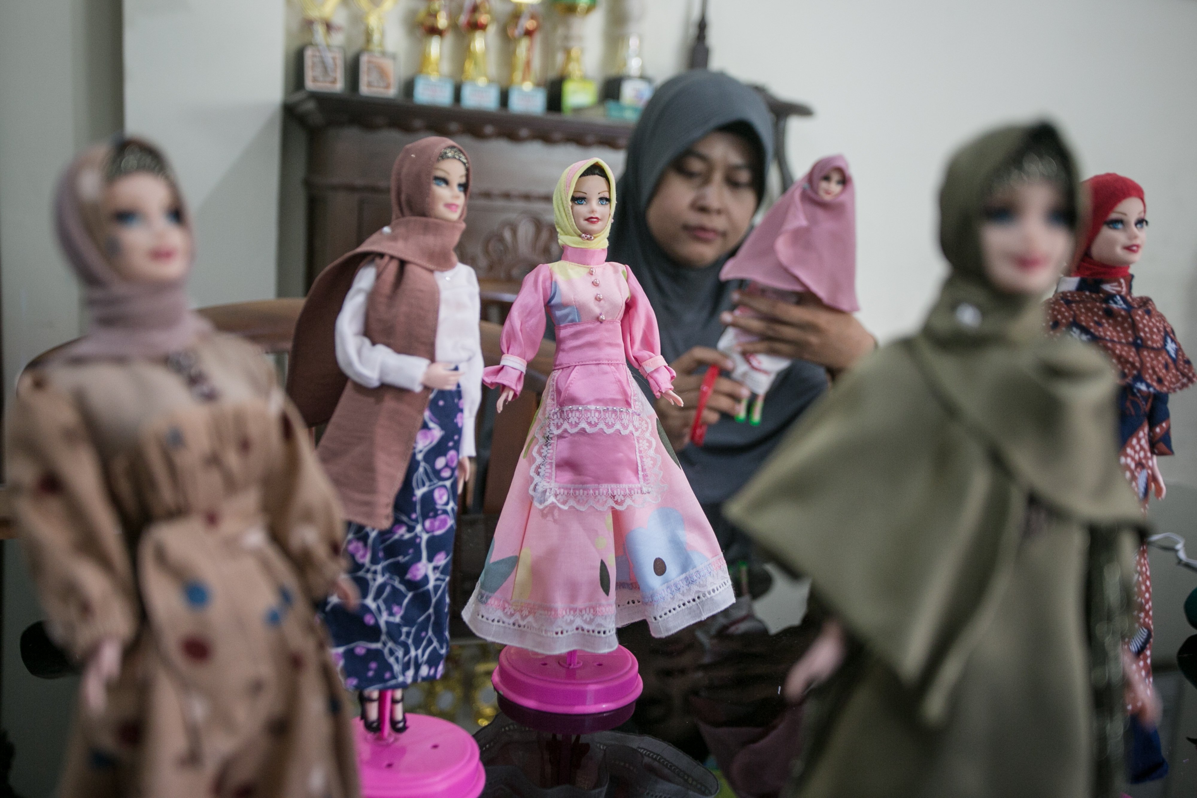  Perajin menyelesaikan pembuatan boneka barbie berbusana hijab di Keprabon, Solo, Jawa Tengah, Jumat (22/4).