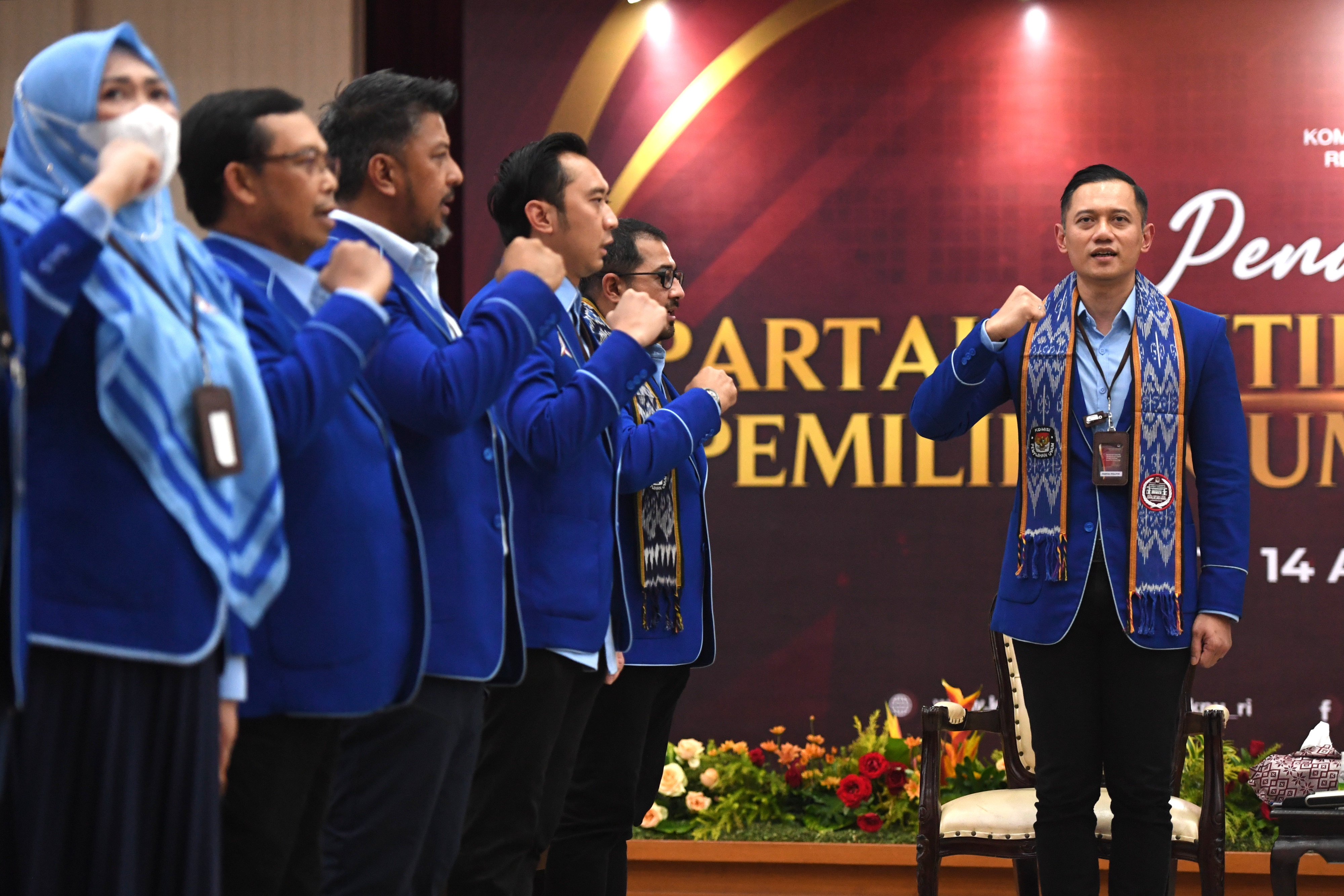 Ketua Umum Partai Demokrat Agus Harimurti Yudhoyono (kanan) menghadiri pendaftaran partai politik calon peserta Pemilu 2024 di Kantor KPU.