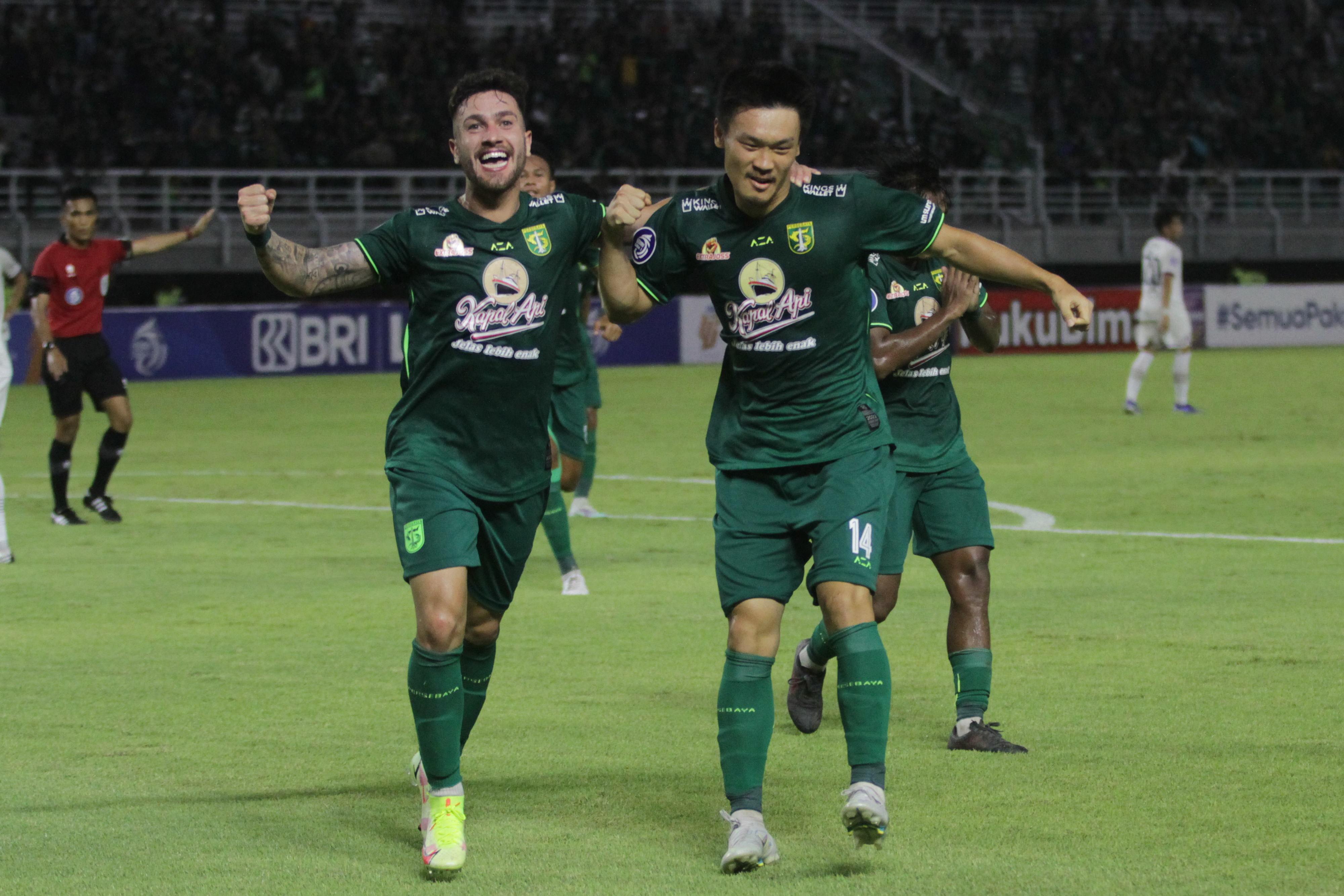 Pemain Persebaya Sho Yamamoto (kanan) melakukan selebrasi usai mencetak gol ke gawang Persita dalam laga Liga 1, Senin (1/8). 