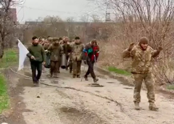 Sejumlah tentara Ukriana menyerahkan diri kepada tentara Rusia di Mariupol, Ukraina. 