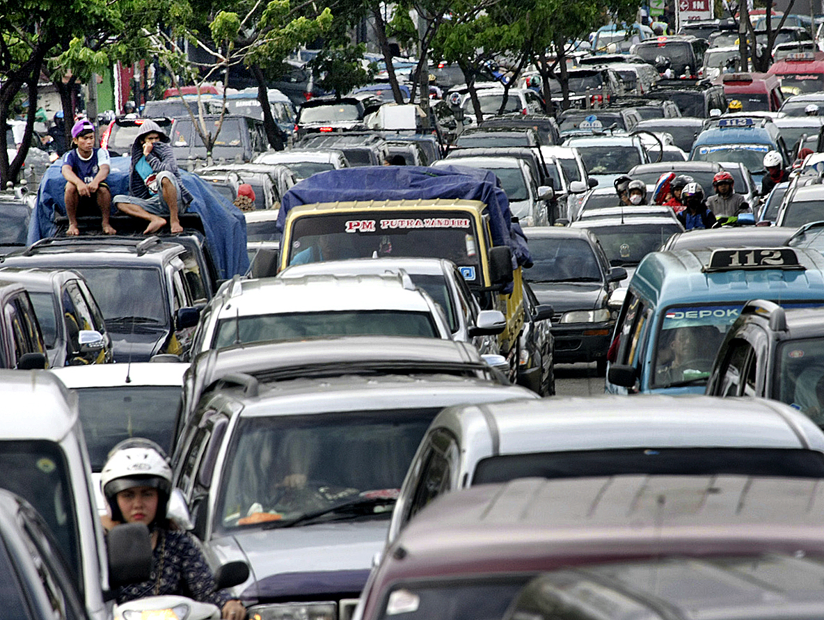 Lalin Dialihkan, Jalan Plenongan Kota Depok Macet Parah