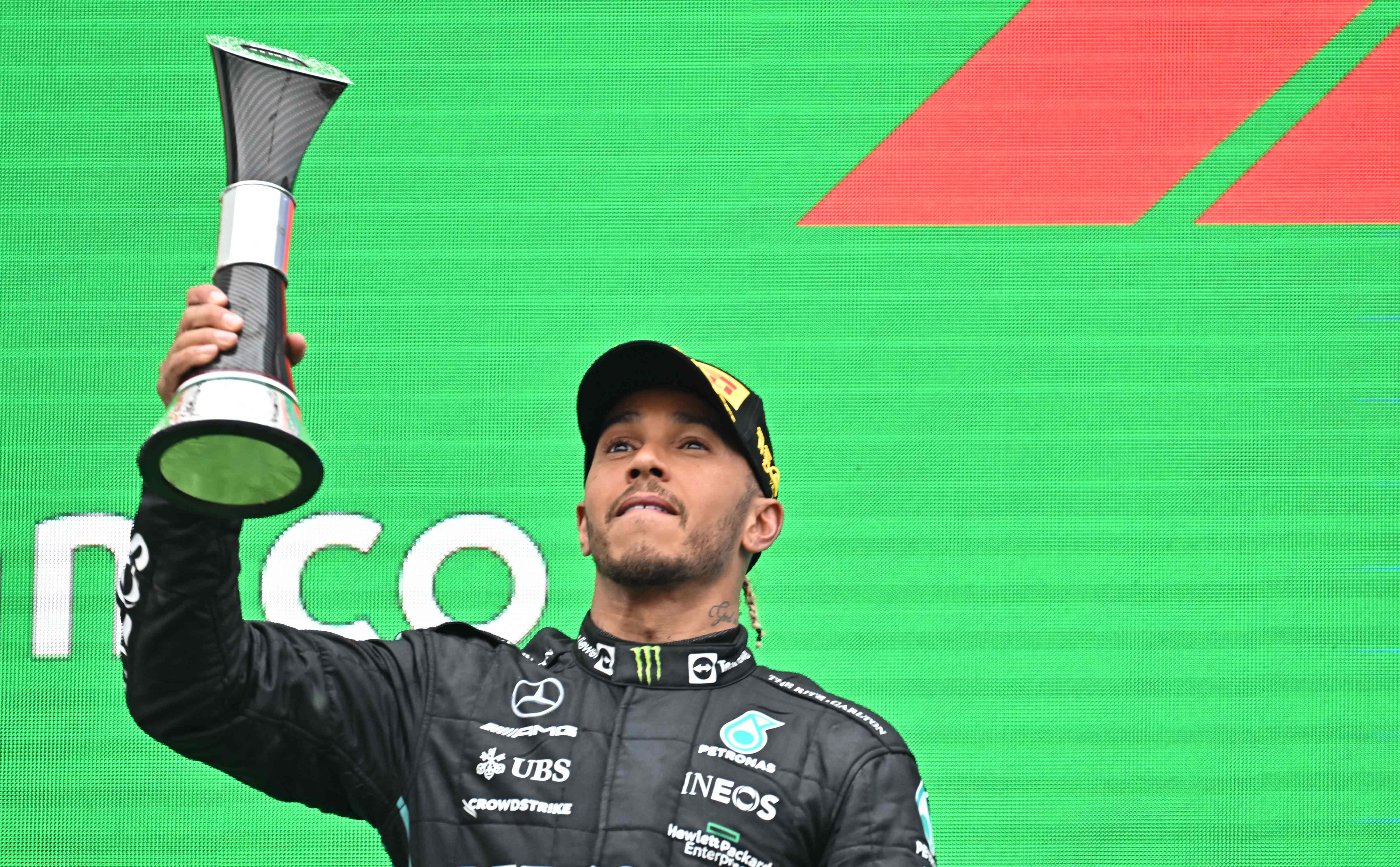 Pembalap Mercedes Lewis Hamilton di podium GP Hongaria.