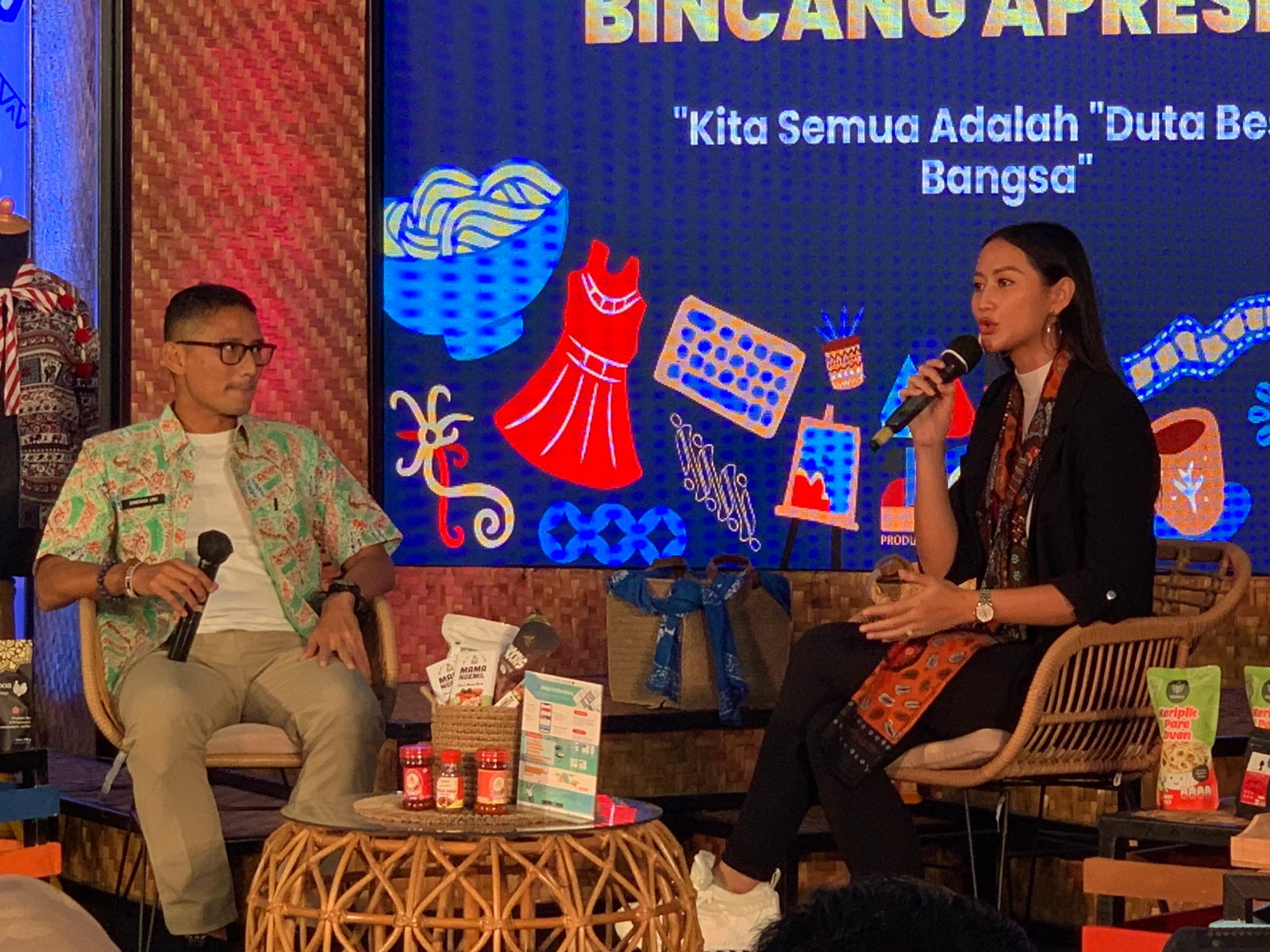 Menparekraf Sandiaga Uno melalukan kunjungan ke pameran AKI 2022 yang digelar di Lippo Plaza Jember, Jawa Timur.