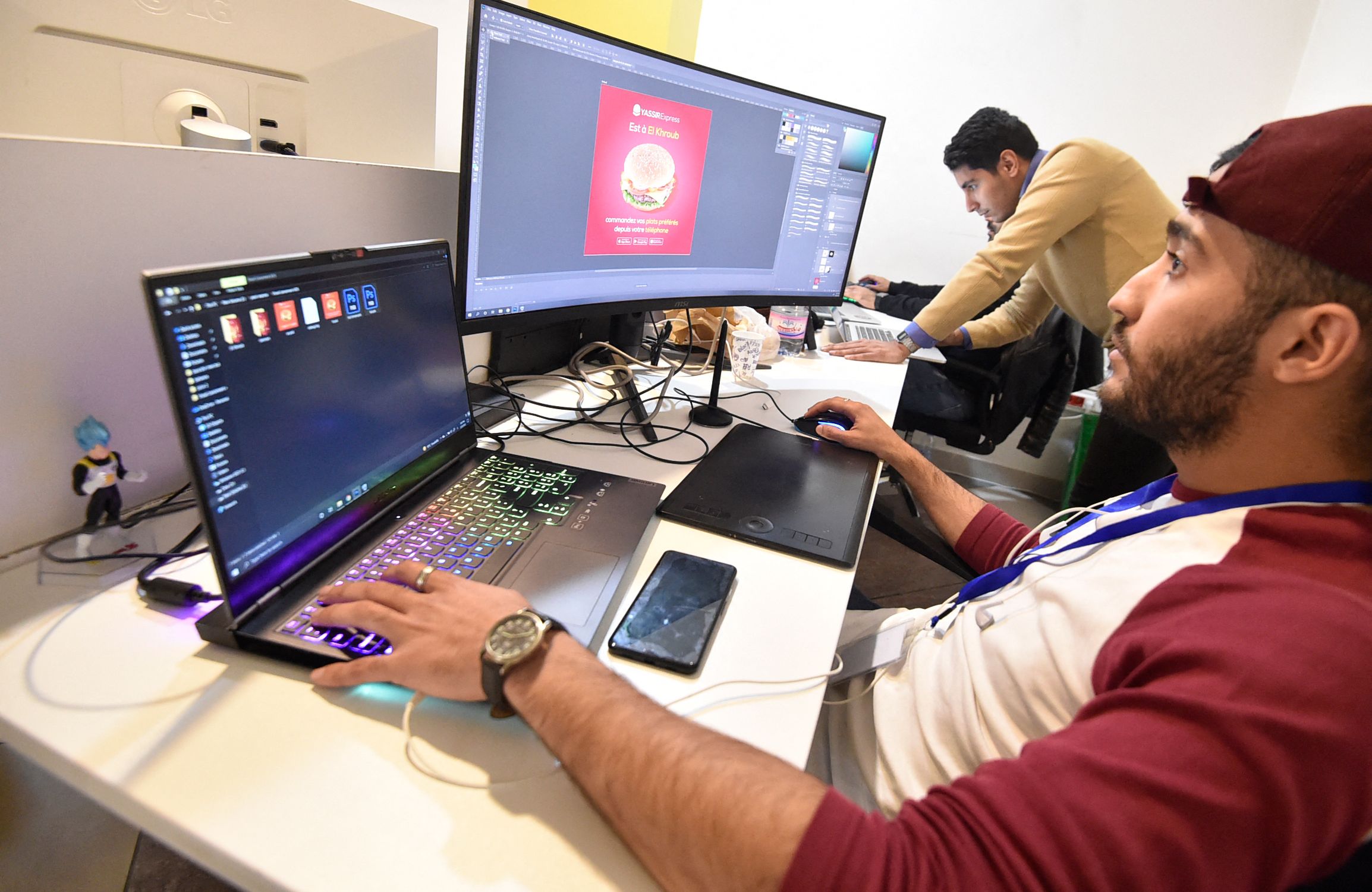 Ilustrasi pekerja lepas yang bergerak di bidang desain grafis.