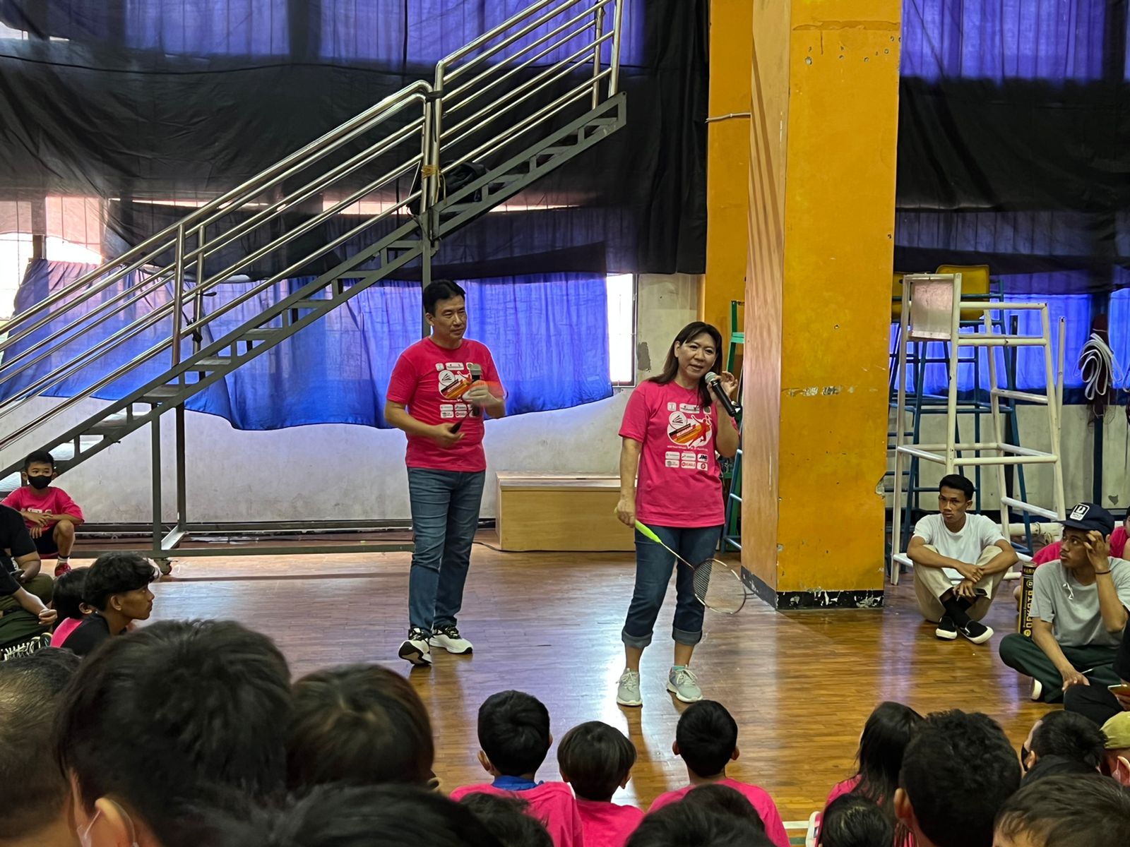 Legenda bulu tangkis Indonesia Susi Susanti dan Alan Budikusuma memberika coaching clinic di Turnamen Badminton Anak-anak 022
