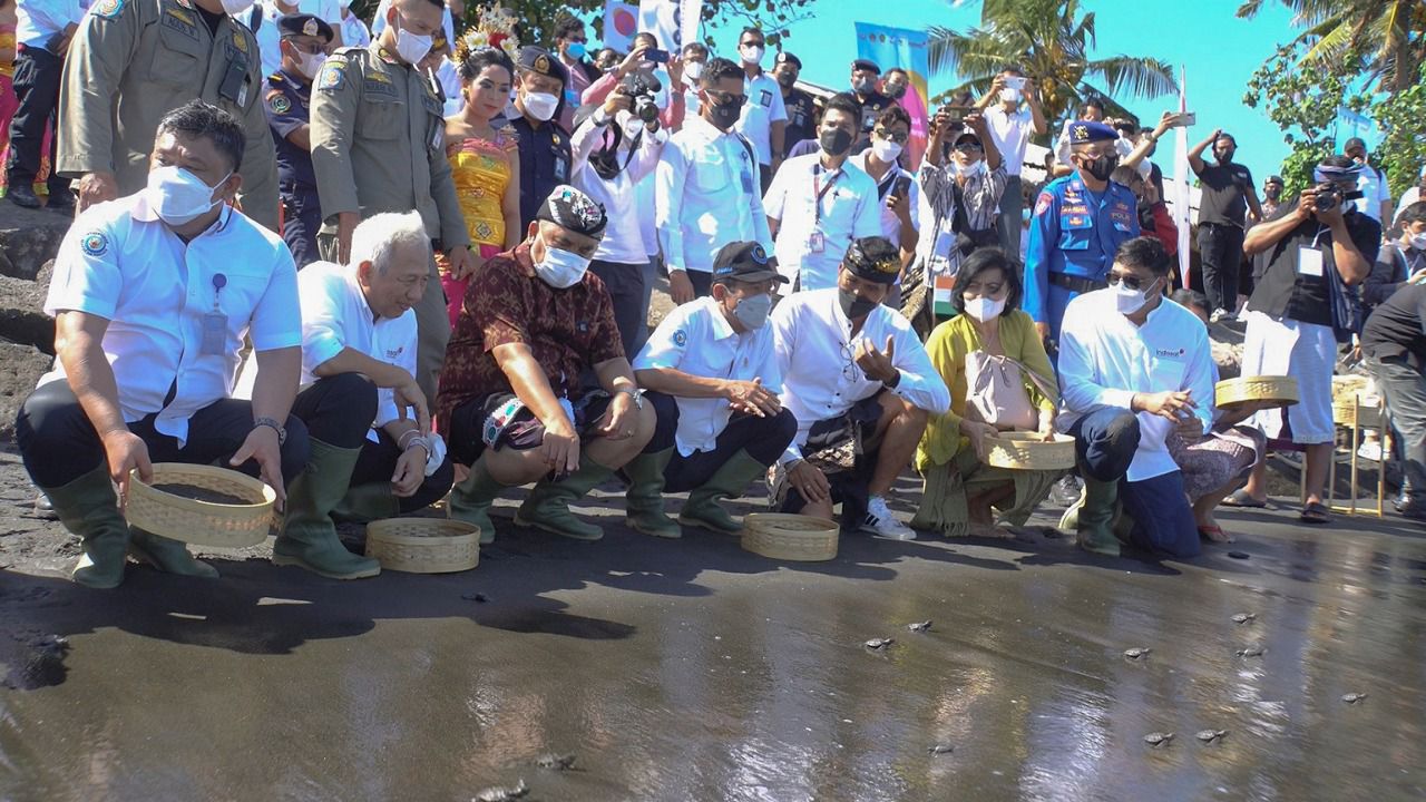 Kegiatan konservasi laut yang merupakan CSR Indosat Ooredoo Hutchison di Jembrana, Bali.