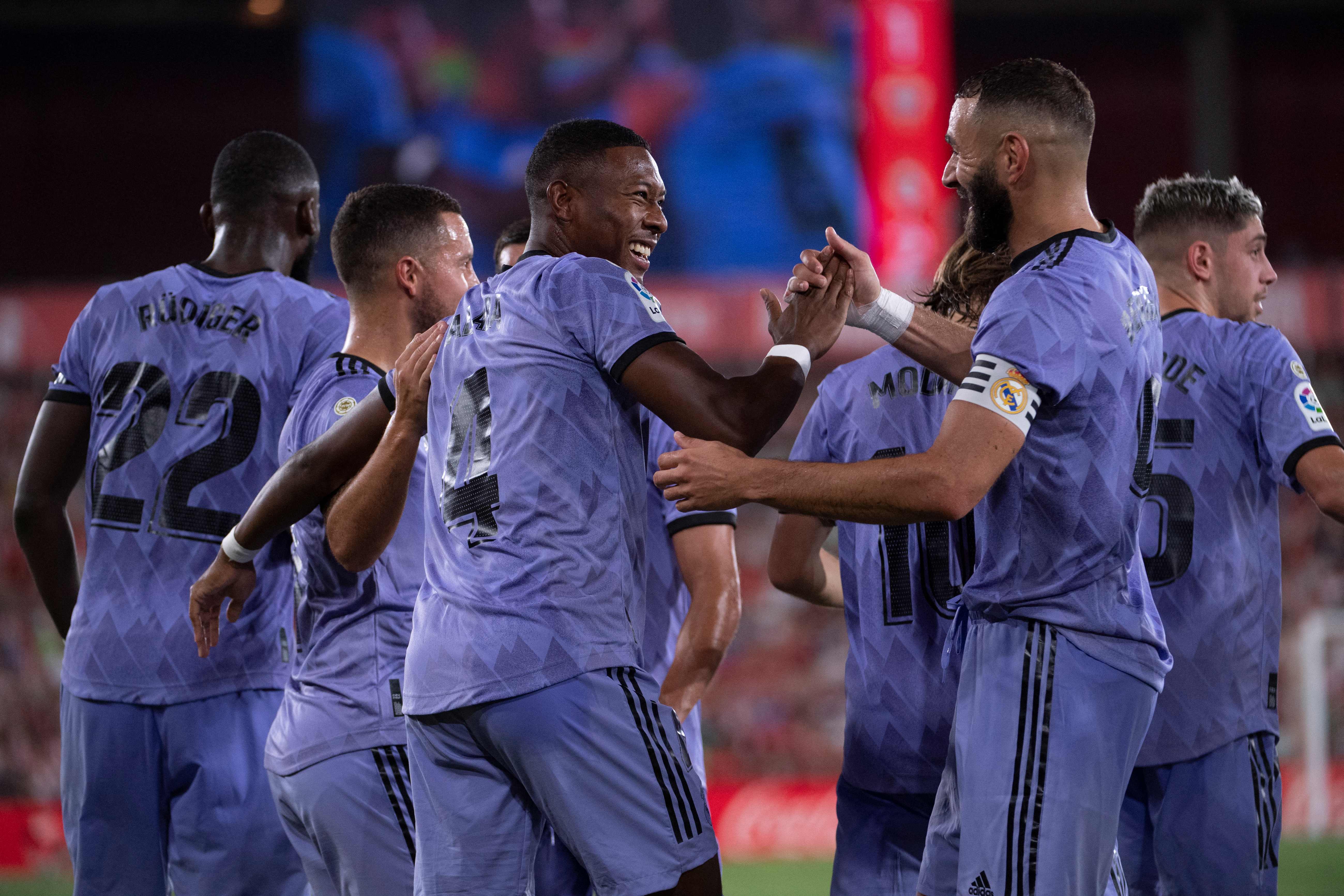 Para pemain Real Madrid melakukan selebrasi usai mencetak gol ke gawang Almeria di laga La Liga.