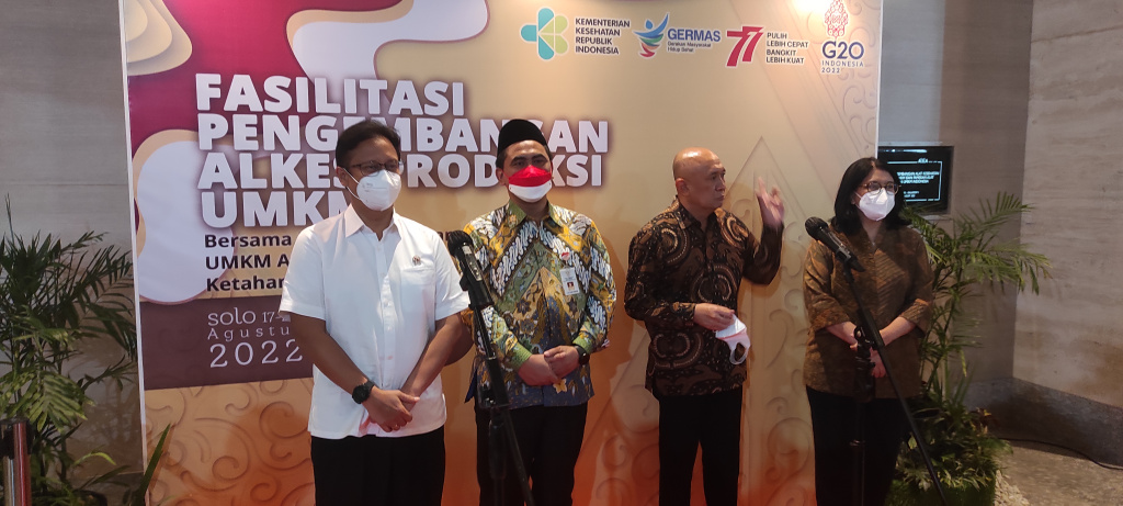 Menteri Kesehatan Budi Gunadi Sadikin dan Menteri Koperasi dan UKM Teten Masduki di Solo, Jawa Tengah