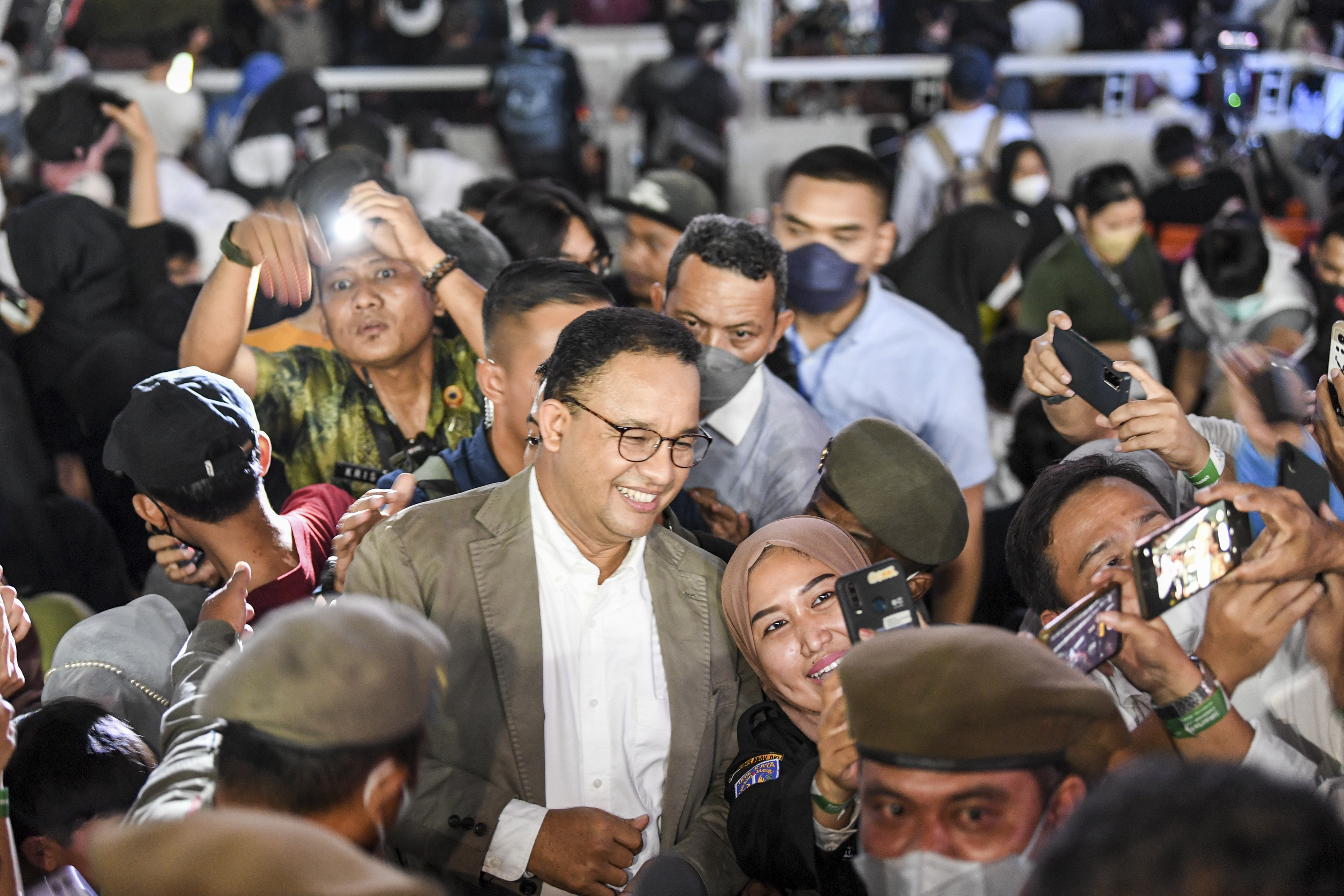 Gubernur DKI Jakarta Anies Baswedan (tengah)