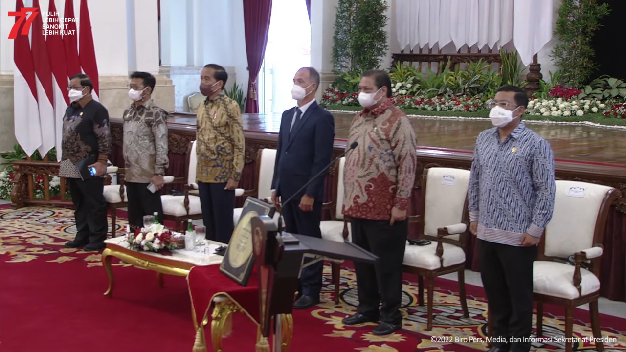 Presiden Joko Widodo didampingi sejumlah Menteri saat menerima penghargaan dari Institut Penelitian Padi Internasional (IRRI).