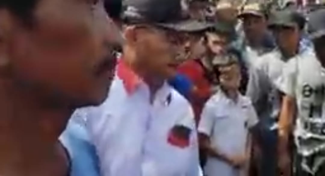 Puluhan warga yang berunjuk rasa di Balai Desa Kutamendala, Kecamatan Tonjong, Kabupaten Brebes.