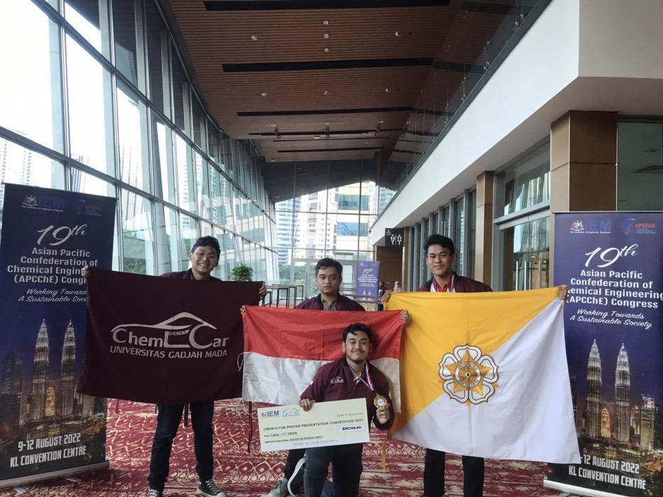 Tim Reactics Chem-E Car, Reactic Janaka UGM juara pertama pada perlombaan IEM Chem-E-Car Presentation Competition 2022, di Malaysia. 
