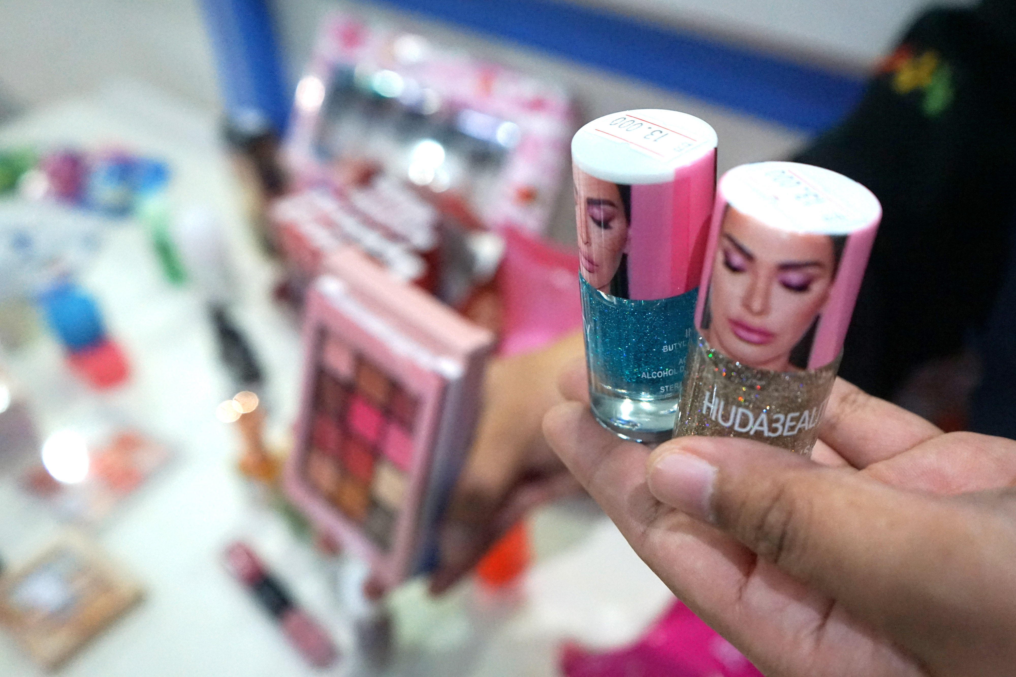 Sebanyak 14.716 buah produk kosmetik tanpa izin edar atau ilegal, mengandung bahan berbahaya, serta kedaluwarsa disita di Gorontalo.