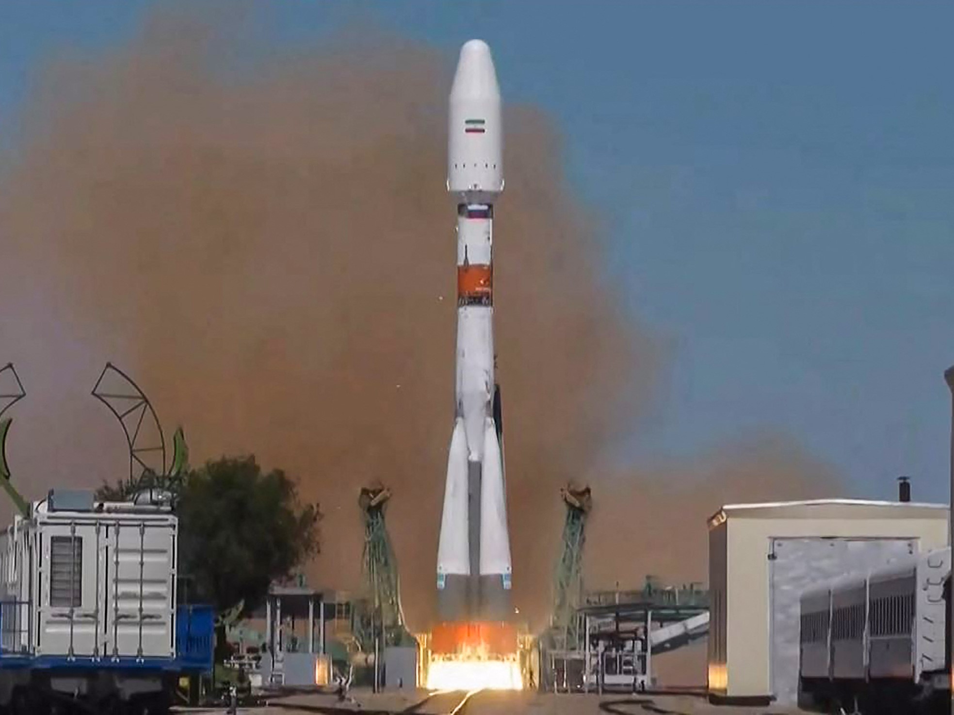 Roket Soyuz-2.1b yang membawa satelit Khayyam terbang dari landasan peluncuran di Baikonur Cosmodrome.