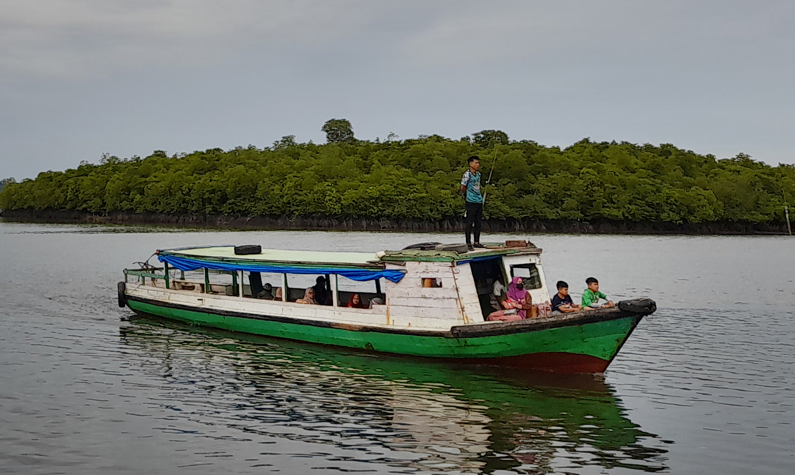 Warga menaiki perahu kapal menuju wilayah di Kabupaten Penajam Paser Utara, Kalimantan Timur.