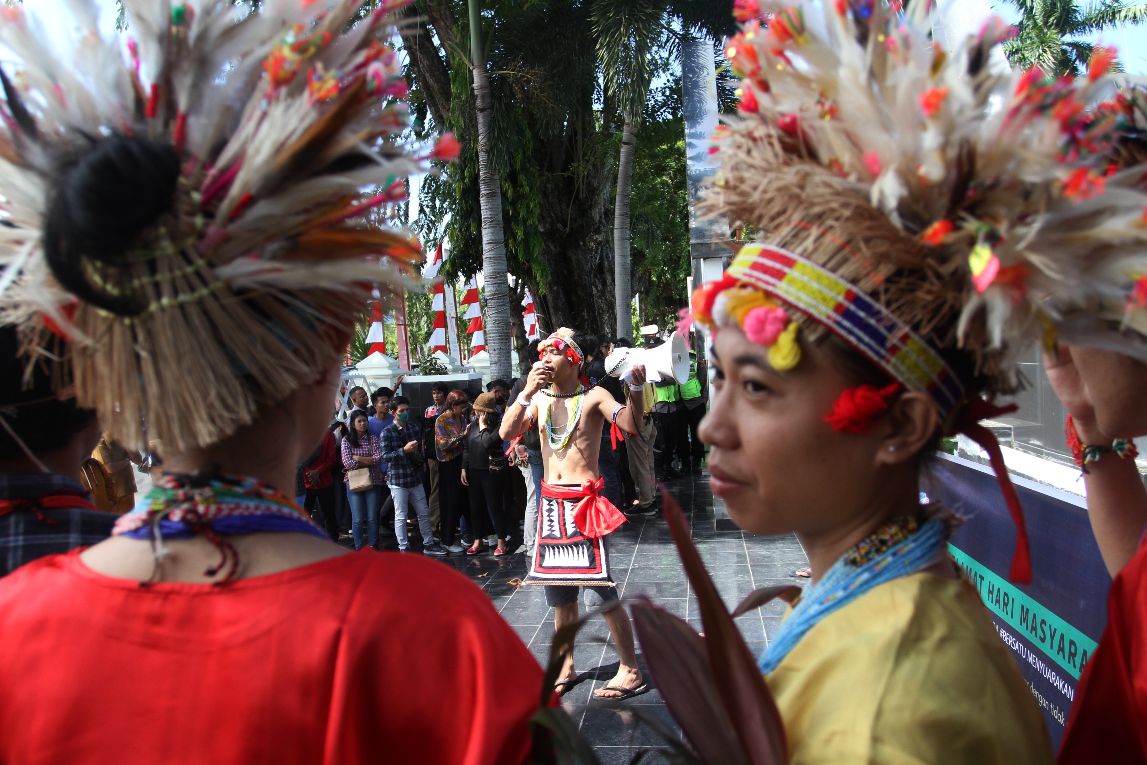 Aliansi Mentawai Bersatu (AMB) melakukan unjuk rasa saat memperingati Hari Masyarakat Adat Sedunia di Kota Padang, Sumbar, Selasa (9/8).