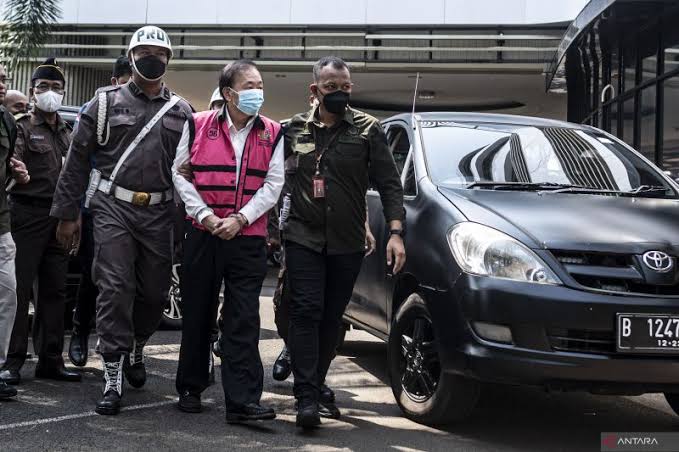 Surya Darmadi (tengah)