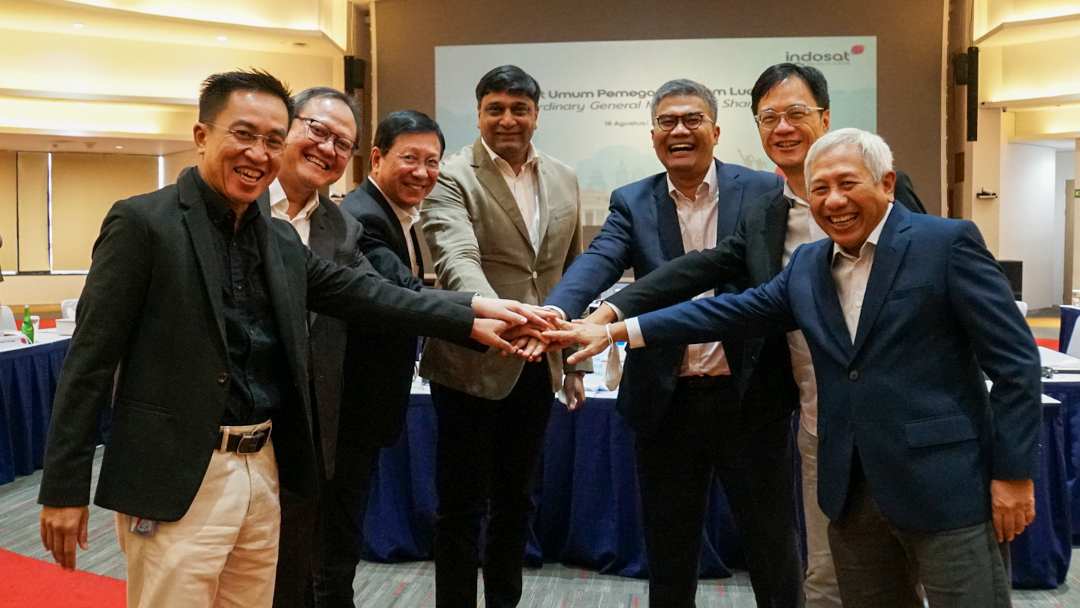Para petinggi Indosat Ooredoo Hutchison berpose bersama usai RUPSLB.