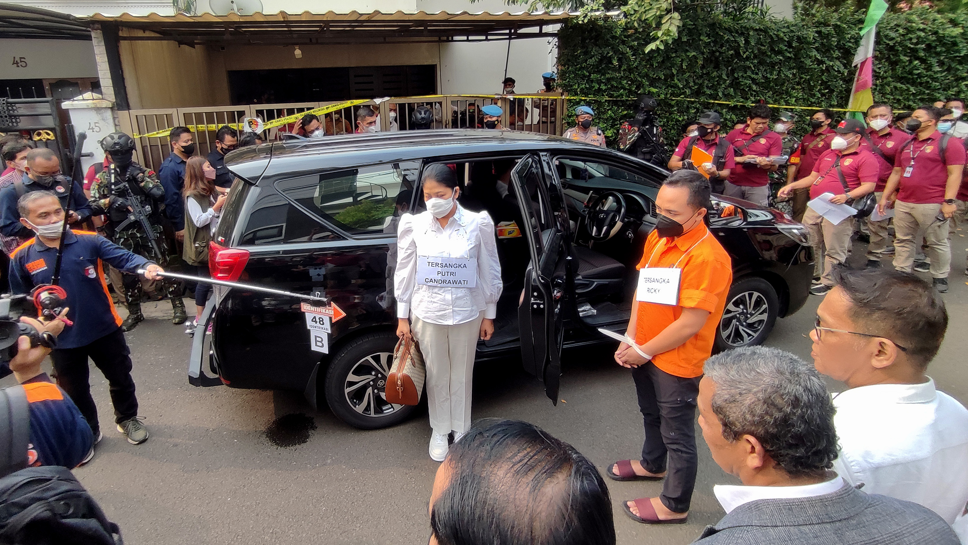  Istri tersangka Ferdy Sambo, Putri Candrawati (kiri) dan tersangka Ricky menjalani reka ulang di rumah dinas di Kompleks Polri, Duren Tiga