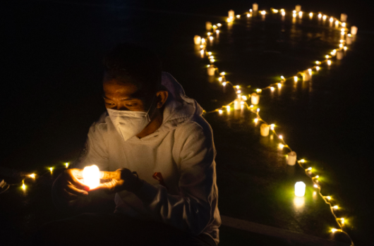 Relawan menyalakan lampu dalam malam renungan Hari AIDS Sedunia di Tanah Abang, Jakarta, Rabu (1/12/2021). 