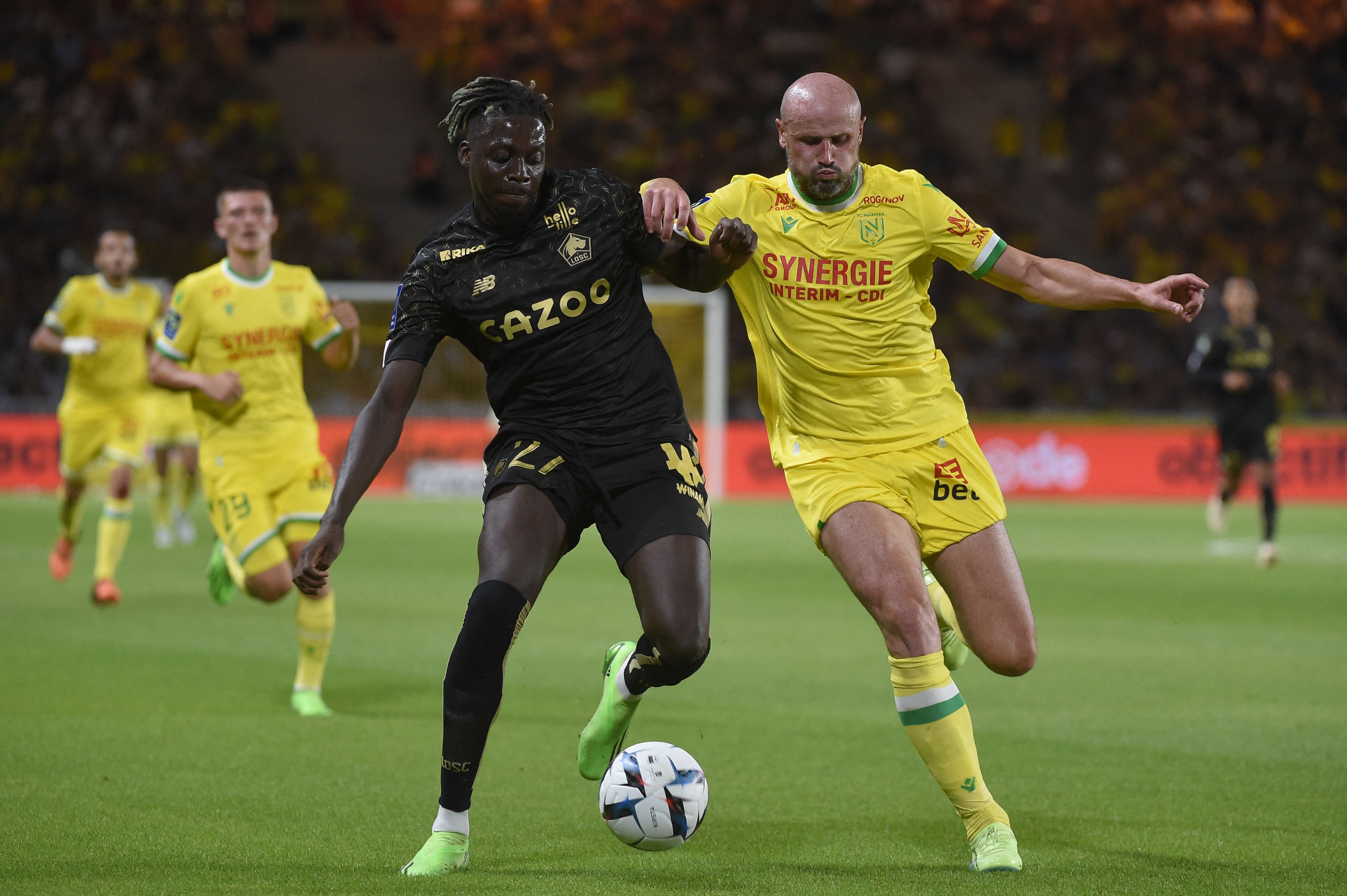 Penyerang Lille Mohamed Bayo (kiri)