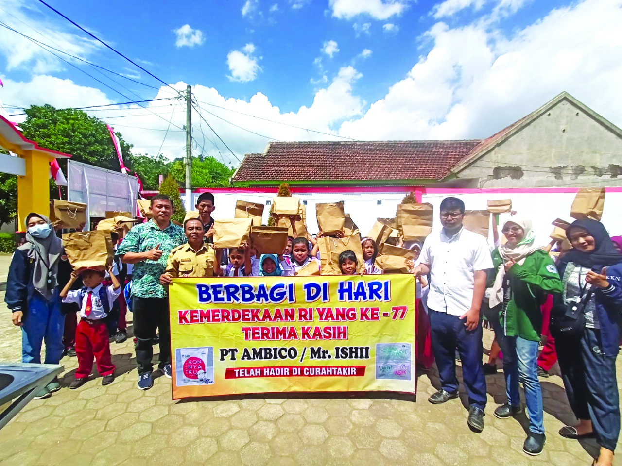 Mr. Ishii memberikan bantuan berupa alat tulis bagi sekolah dan anak-anak petani binaan PT. Ambico di desa Curah Takir Jember- Jawa Timur.